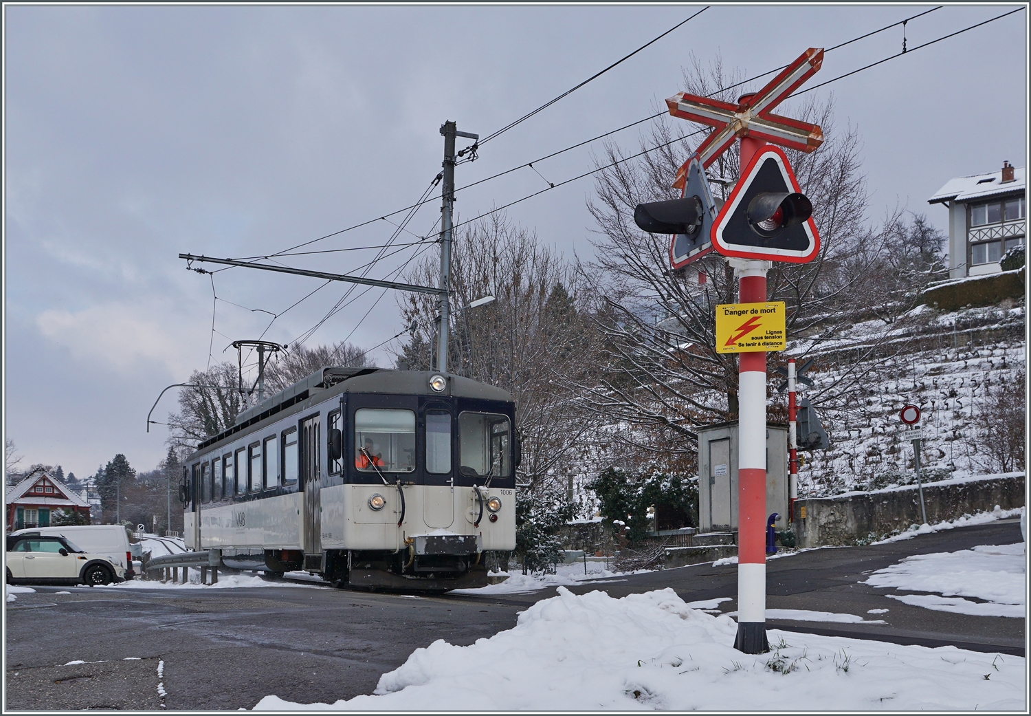 Kurz nach der Durchfahrt des GPX erschien auf was ich hoffte: der MOB Be 4/4 1006  Bipperlisi . Der Triebwagen ist in einem Regionalzugumlauf eingeteilt. Das Bild zeigt den Be 4/4 1006 als Regionalzug 12315 von Les Avants nach Montreux unterwegs und fährt ohne Halt bei der Haltestelle Planchamp vorbei. 

22. Januar 2023