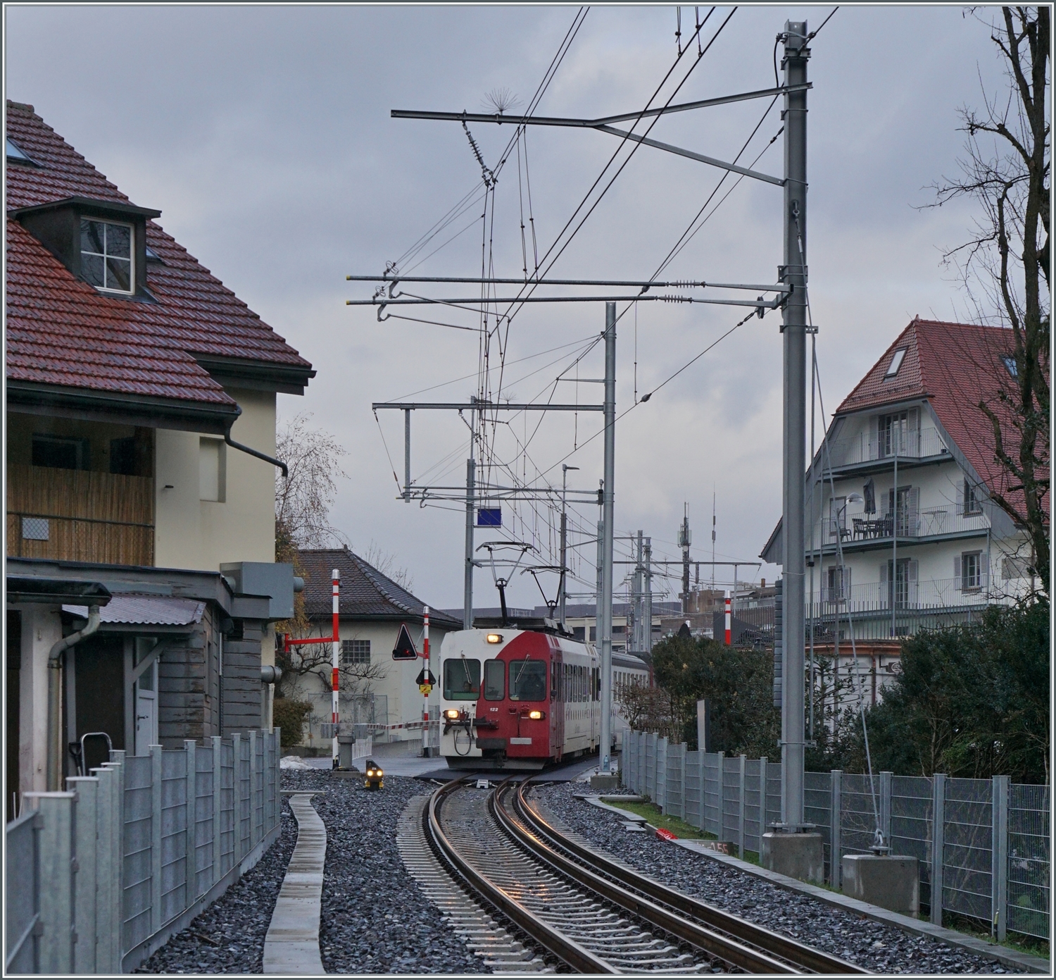 Kurz nach der Durchfahrt des Normalspurzuges kommt der schmalspurige TPF Be 4/4 122 mit seinem RER S51 14856 von Palézieux nach Gruyère angerollt.

22. Dezember 2022 