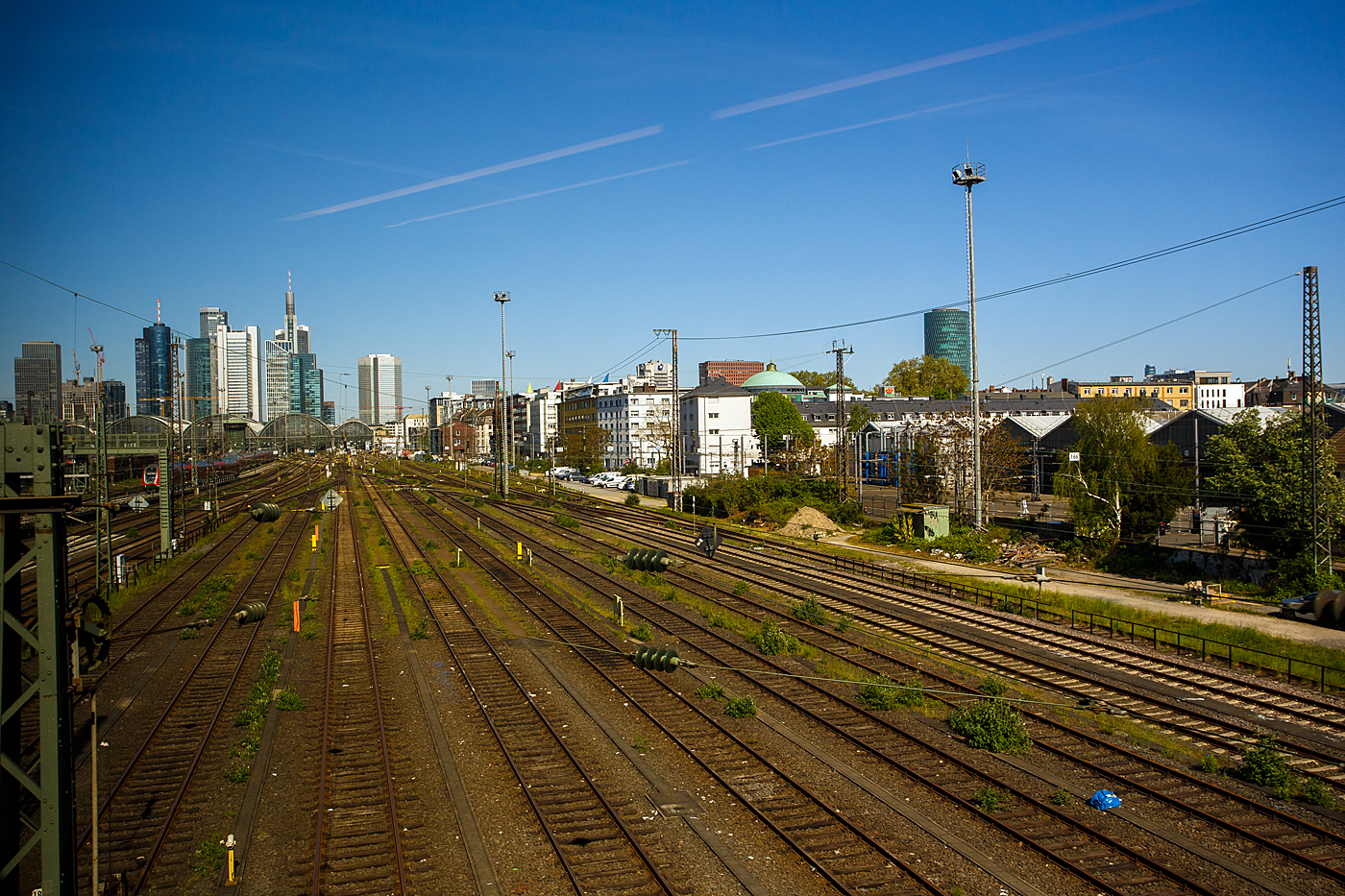 Kurz nach der �berquerung des Mains �ber Main-Neckar-Br�cke, nun der Blick auf den Hauptbahnhof Frankfurt am Main, hier am 23 April 2026 aus dem ICE 7 heraus. 