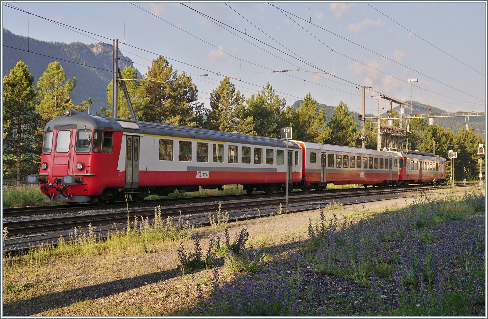 Kurz vor der Umstellung auf das neue Betriebskonzept mit den direkten Zügen Le Brassus - Aigle: Der TRAVYS RBDe 567 174 (94 85 7567 174-8)  Fleurier , der B 536 (B 50 85 2035 536-5 CH-TVYS) und der ABt 375 (ABt 50 85 80 33 325-7) werden in Vallorbe für die  Schülerzugleistung  bereitgestellt. 

16. Juni 2022