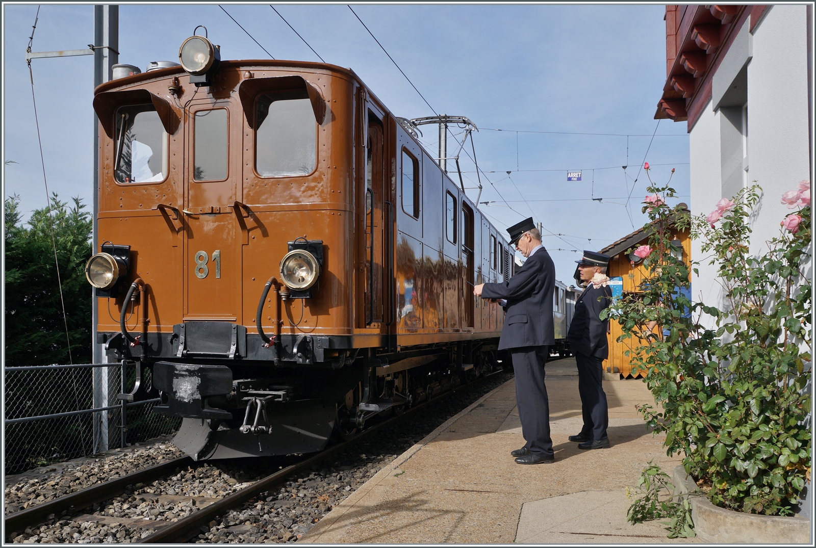 La DER de la Saison! (Saisonabschlussfeier der Blonay-Chamby Bahn 2022) - und gerade noch rechtzeitig um Saisonabschluss hat es die Ge 4/4 geschafft, von ihrem Besuch in der alten Heimat an die Waadtländer Riviera zurückzukehren. Hier zeigt sich die faszinierende Lok in Chamby kurz vor der Abfahrt nach Chaulin. 

29. Okt. 2022