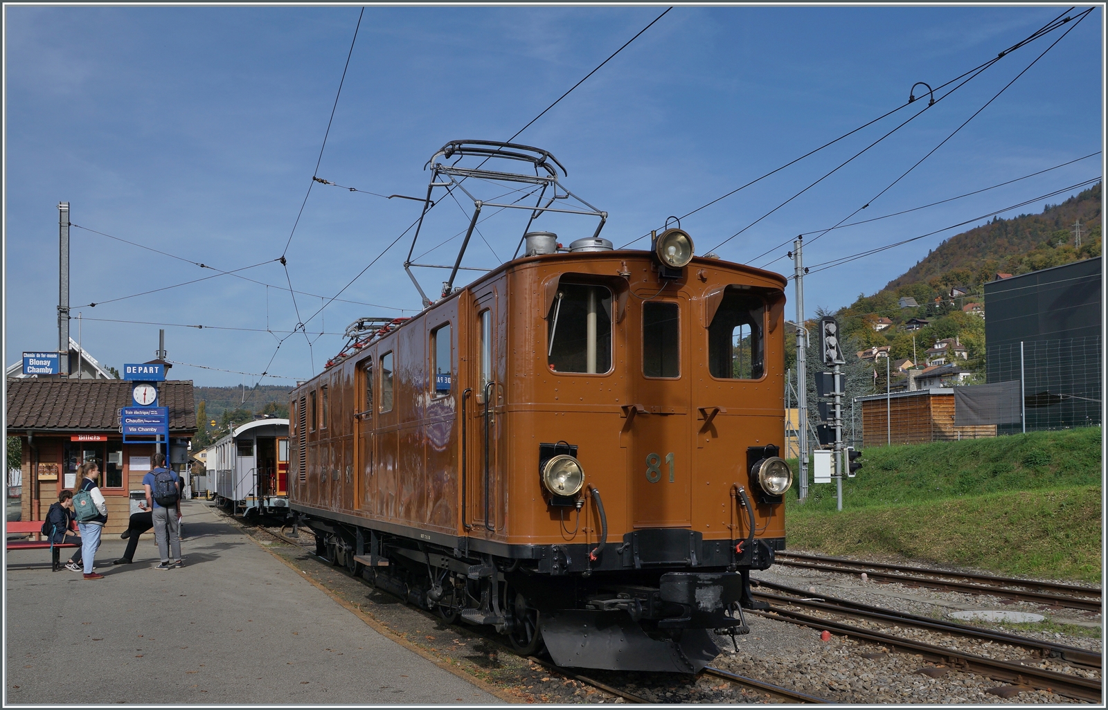 La DER de la Saison! (Saisonabschlussfeier der Blonay-Chamby Bahn 2022) - und gerade noch rechtzeitig um Saisonabschluss hat es die Ge 4/4 geschafft, von ihrem Besuch in der alten Heimat an die Waadtländer Riviera zurückzukehren. Hier zeigt sich die faszinierende Lok in Blonay.

29. Okt. 2022