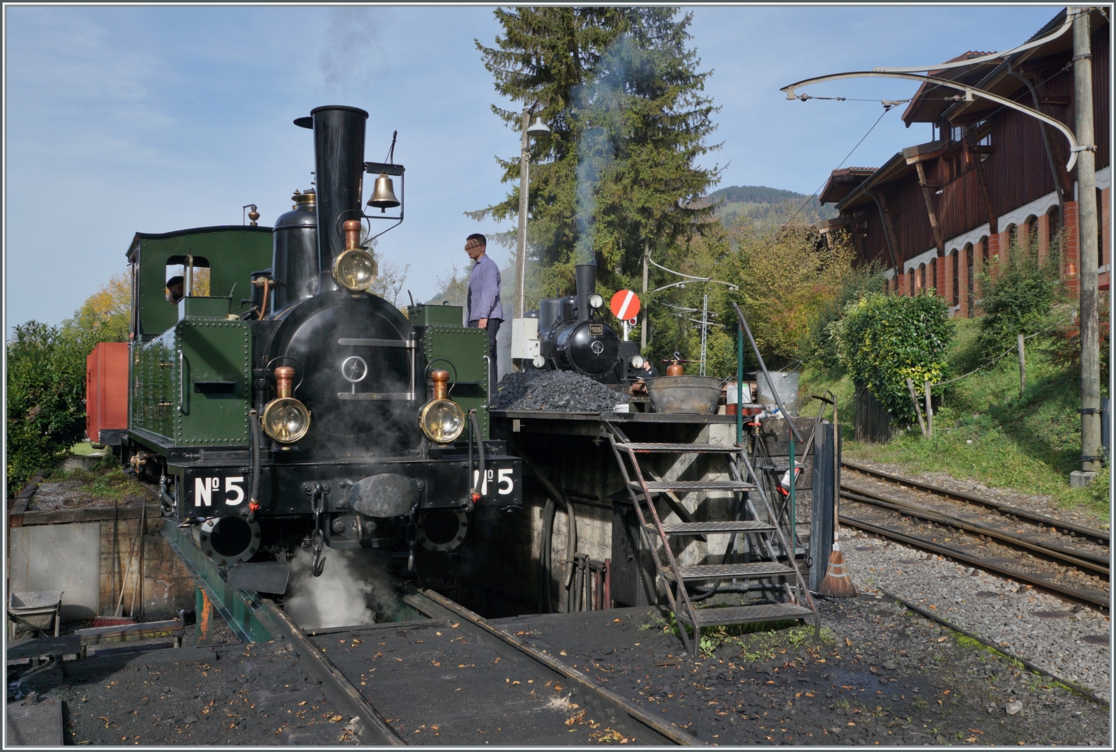  La DER de la Saison!  (Saisonabschlussfeier der Blonay-Chamby Bahn 2022) - die G 3/3 
N° 5 (Baujahr 1980) wird in Chaulin frisch bekohlt. 

29. Oktober 2022
