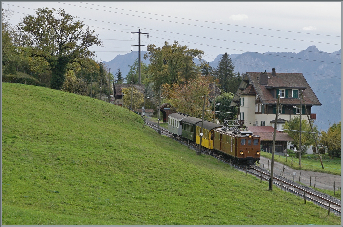  La DER de la Saison 2023  - ebenfalls bei Cornaux zeigt sich die Bernina Bahn Rhb Ge 4/4 81 der Blonay-Chamby Bahn mit dem  Velours -Express von Chaulin nach Vevey. Gleich hinter dem Zug ist die Haltstelle Cornaux zu erkennen. 


29. Okt. 2023