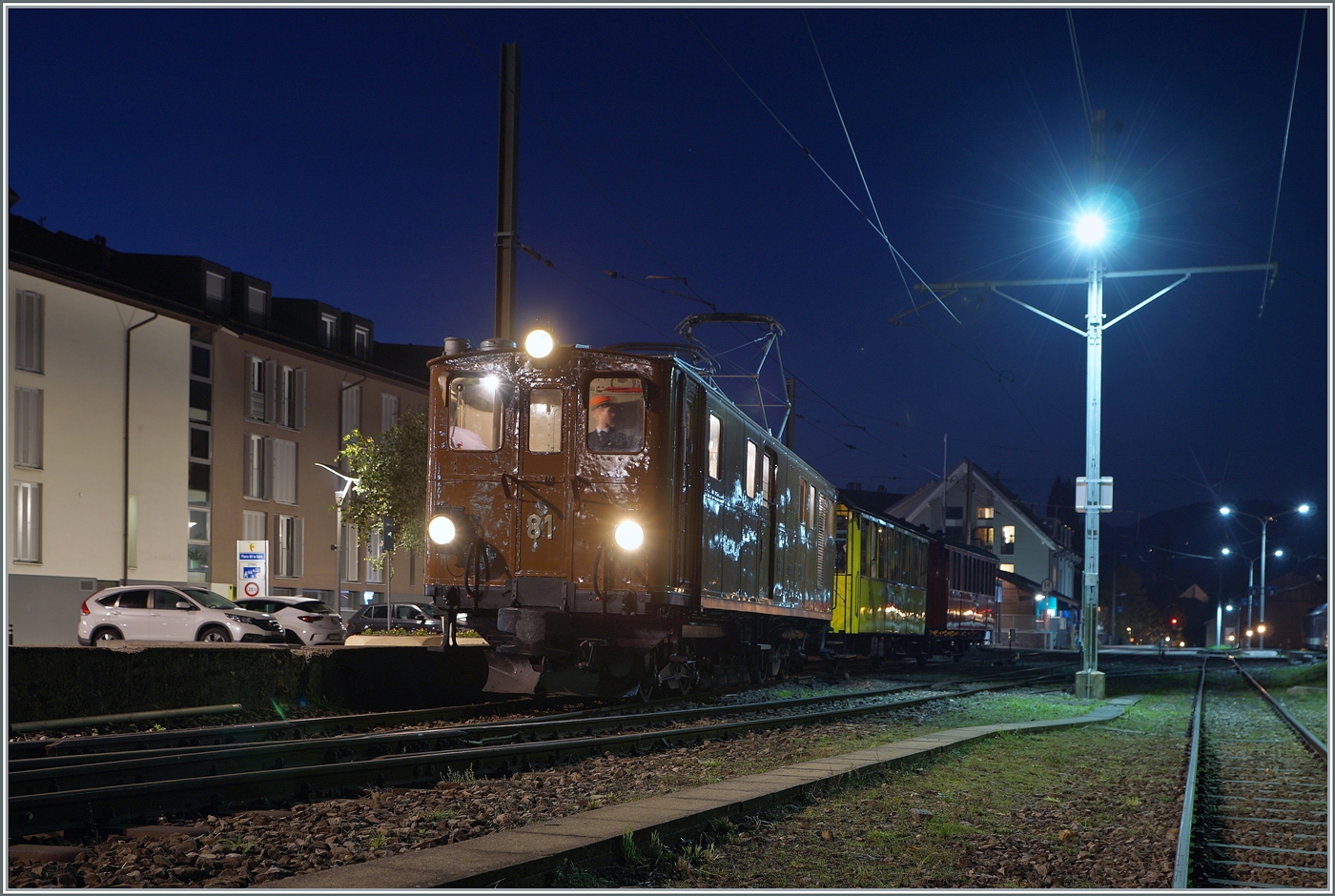 La DER de la Saison 2024! / Das Saison Ende 2024 der Blonay-Chamby Bahn - Der Schluss vom Ende: Dank der Zeit Umstellung verkehrt der aller letzte Zug der Saison in der blauen Stunde Die Bernina Bahn Rhb Ge 4/4 81 de Blonay Chamby bahn brachte den letzten Zug nach Blonay und wartet und mit dem Leermaterialzug auf die Rückfahrt nach Chaulin. Somit ist die Saison 2024 endgültig vorbei - was bleibt sind viele schöne Erinnerungen und Fotos, und natürlich ein grosses Danke Schön an die freiwilligen Mittarbeiter der Blonay Chamby Bahn für die einmal mehr sehr gelungene Saison!

27. Oktober 2024