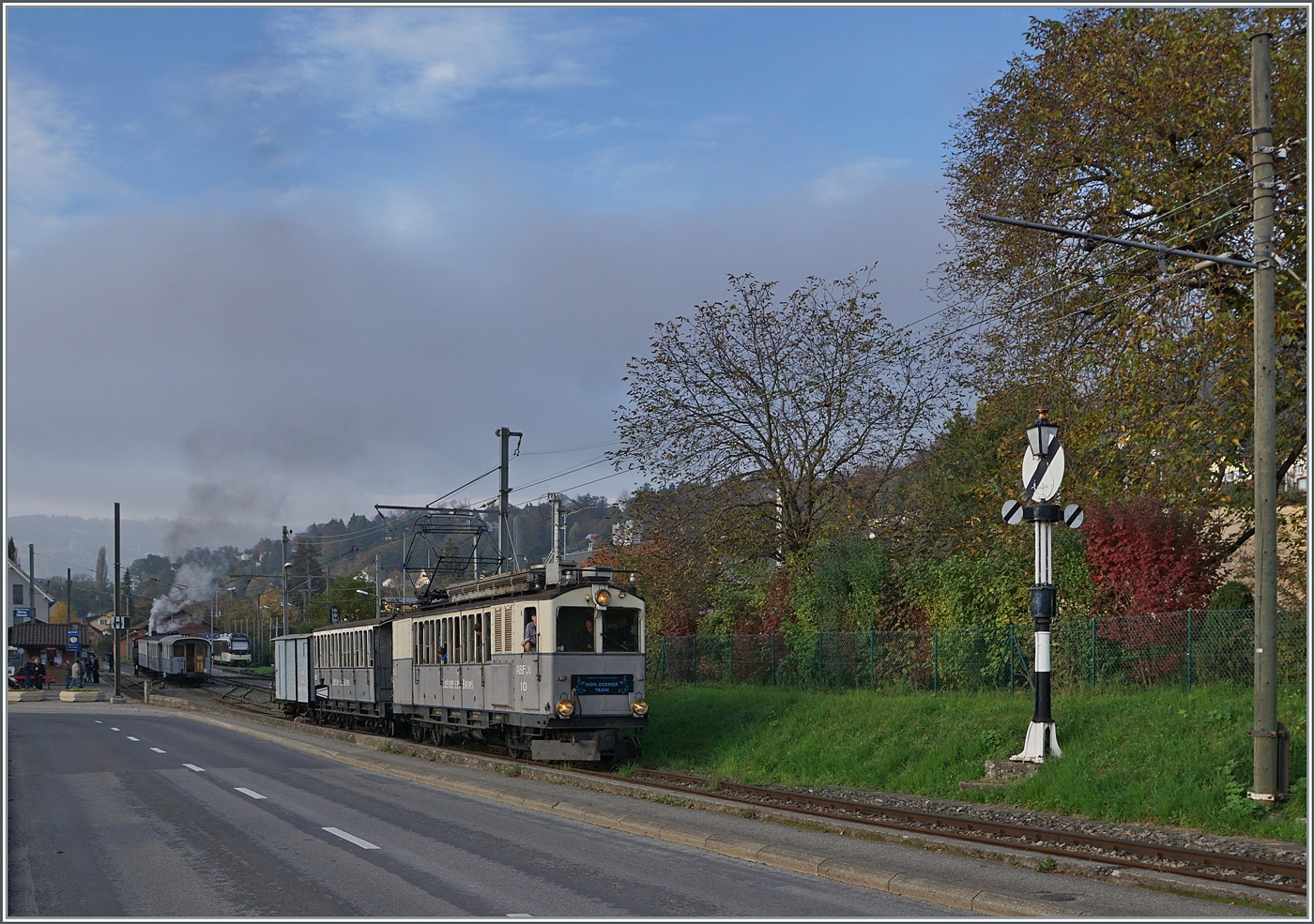 La DER de la Saison 2024!  Mon dernier Train - Mein letzter Zug . Nochmals richtig fein gepfiffen, und dann setzte sich der Zug in Bewegung, passierte das Ausfahrsignal von Blonay und fährt nun nach Chaulin. Ein Abschiedsbild mit den wohl eizigsten Sonnenstrahlen des heutigen Tages bei der Abfahrt des LLB ABFe 2/4 10 der Blonay-Chamby Bahn in Blonay.

26. Okt. 2024