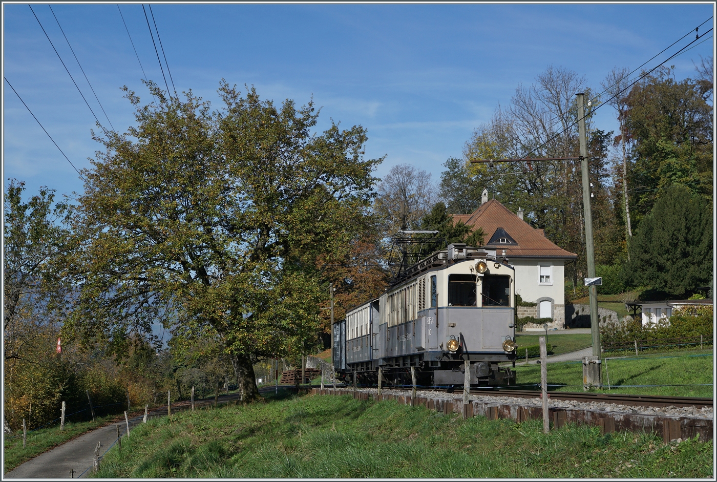 La DER du Blonay Chamby 2024 LLB ABFeh 2/4 10 ist mit einer passenden Wagengarnitur auf dem Weg von Blonay nach Chamby bei Chaulin.

27. Okt. 2024 