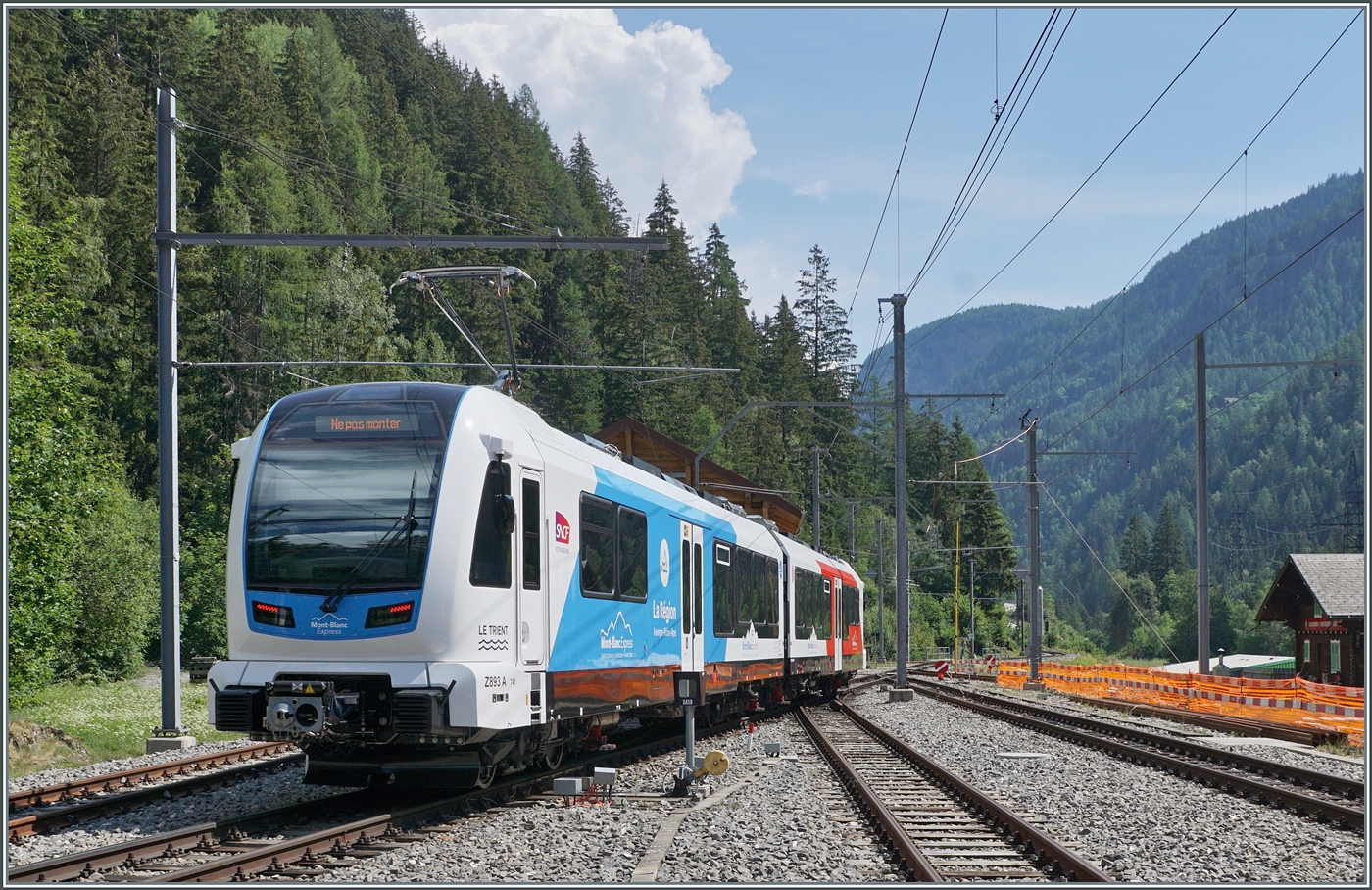 Langsam kommen die neuen TMR/SNCF Triebwagen Beh 4/8 Z 838 in Betrieb: der TMR SNCF Beh 4/8 893 (90 85 838 893-0)  Le Trient  ist als Extrazug nach Le Ch�telard Fronti�re gekommen und f�hrt nun als Leermaterialzug nach Vernayaz zur�ck. Dieses Bild zeigt die durch die hohen Bahnsteige geschuldete  Hochbeinigkeit  der Triebz�ge.

10. Juli 2026