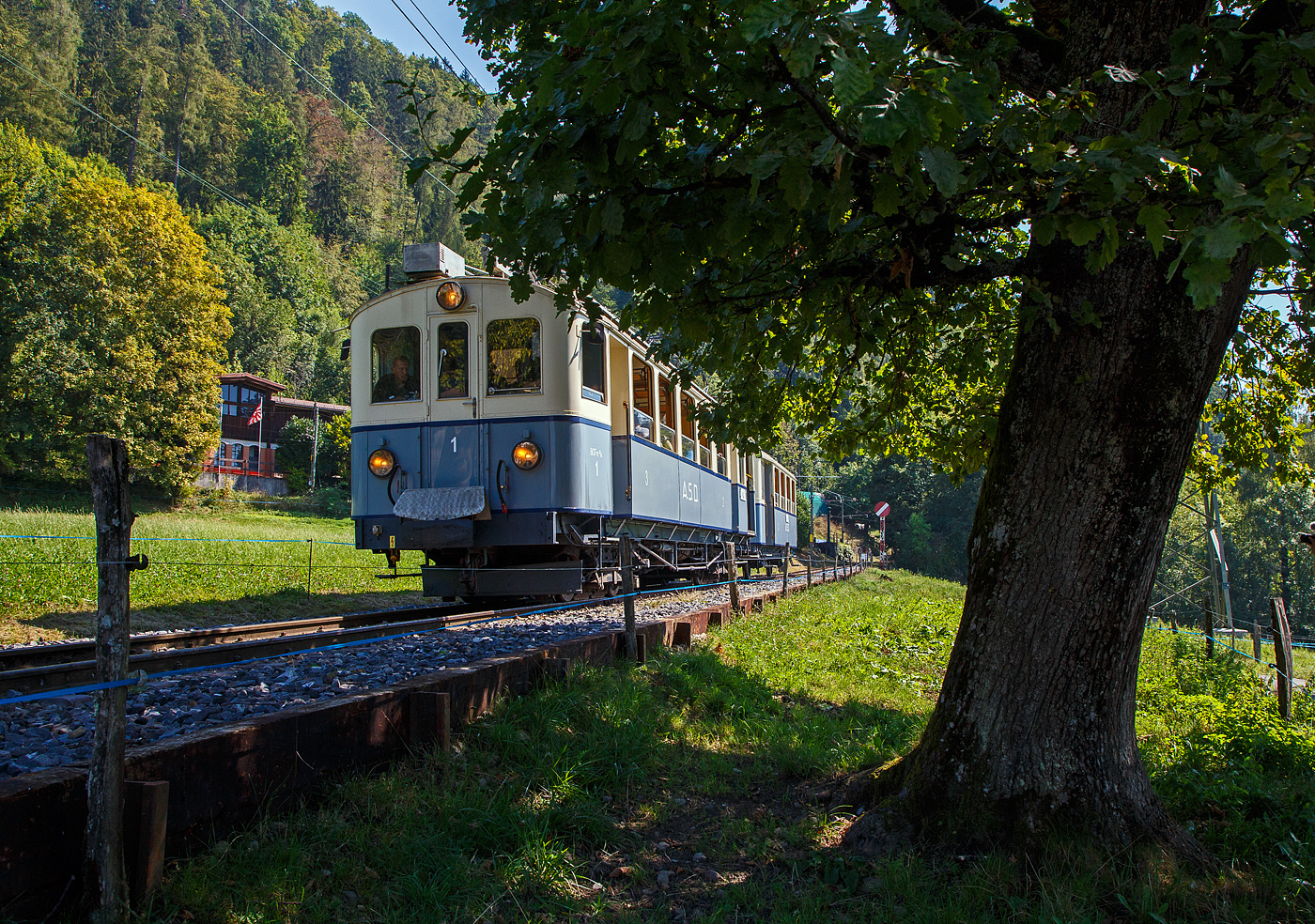  Le Chablais en fête  bei der Blonay Chamby Bahn. Die Eröffnung des ersten Teilstückes der Bex - Villars vor 125 Jahren, sowie die vor 80 Jahren erfolgte Fusion einiger Strecken im Chablais war der Anlass zum diesjährigen Herbstfestivals  Le Chablais en fête  bei der Blonay-Chamby Bahn. Als besondere Attraktion zeigt sich der ASD BCFe 4/4 N° 1  TransOrmonan  der ASD mit seinem C² 35 als Gastfahrzeug. Das Bild zeigt den 1913 gebauten und 1941 umgebauten BCFe 4/4 N° 1 auf der Fahrt von Museumsbahnhof nach Blonay bei Chaulin.

Hier als Vergleich zu Stefans wunderschönem Bild auch am 09 September 2023 an fast gleicher Stelle, Stefan steht etwas rechts von mir. 
