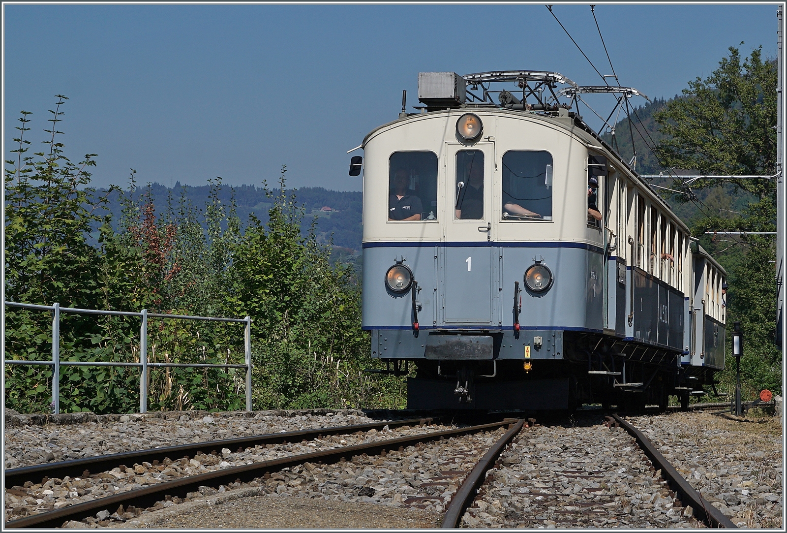  Le Chablais en fête  bei der Blonay Chamby Bahn. Der bestens gepflegte, 1913 gebauten und 1940 umgebauten BCFe 4/4 N° 1 erreicht auf seiner Fahrt von Blonay nach Chaulin den Banhof von Chamby.

9. September 2023