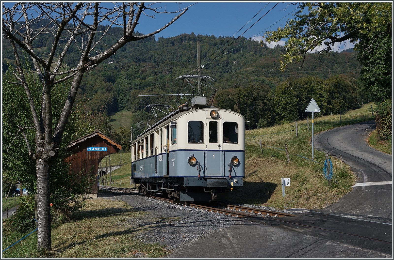  Le Chablais en fête  bei der Blonay Chamby Bahn. Der bestens gepflegte ASD BCFe 4/4 N° 1 bei seiner  Rund -Fahrt von Chaulin nach Cornaux und Chamby und zurück nach Chaulin beim Fotohalt in  Plambuit  resp. Cornaux. 9. September 2023