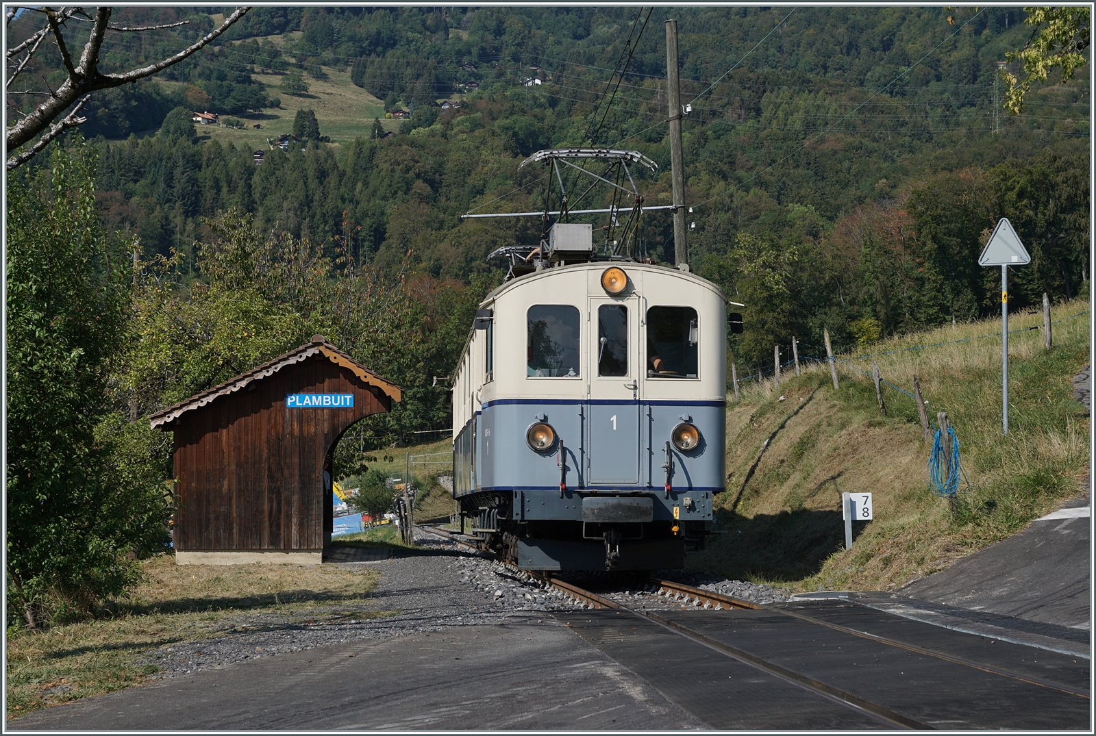 Le Chablais en fête  bei der Blonay Chamby Bahn. Der bestens gepflegte ASD BCFe 4/4 N° 1 bei seiner  Rund -Fahrt von Chaulin nach Cornaux und Chamby und zurück nach Chaulin beim Fotohalt in  Plambuit  resp. Cornaux.

9. September 2023