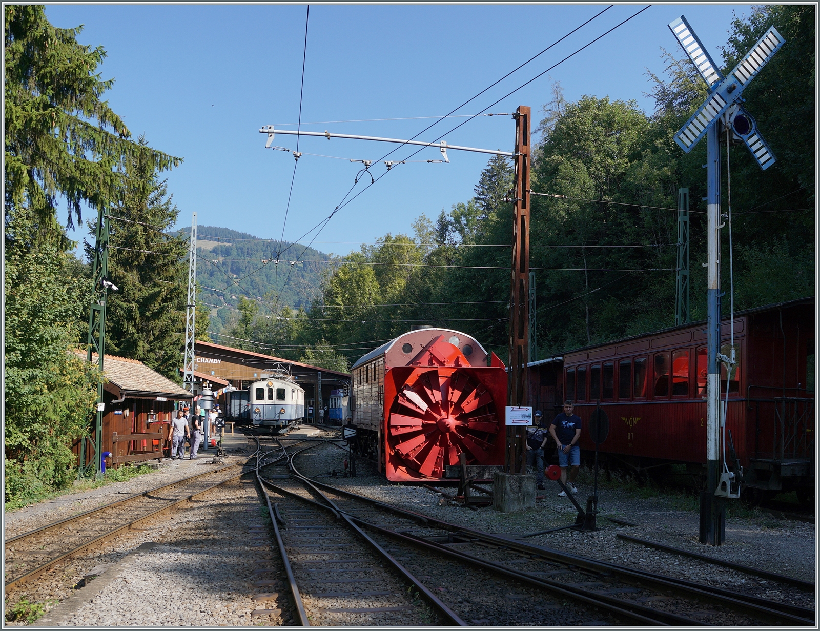  Le Chablais en fte  bei der Blonay Chamby Bahn. Blick in den Museumsbahnhof der Blonay Chamby Bahn von Chaulin mit dem 1913 gebaute und 1940 umgebaute BCFe 4/4 N 1 der ASD im Hintergrund und dem Rangier-Form-Signal rechts im Bild. Das Signal funktioniert und kann von den Besucher auch bettigt werden, ist aber fr den Betriebsablauf bedeutungslos (im Gegensatz zu den Hippschen Wendescheinben in Blonay. 

9. September 2023