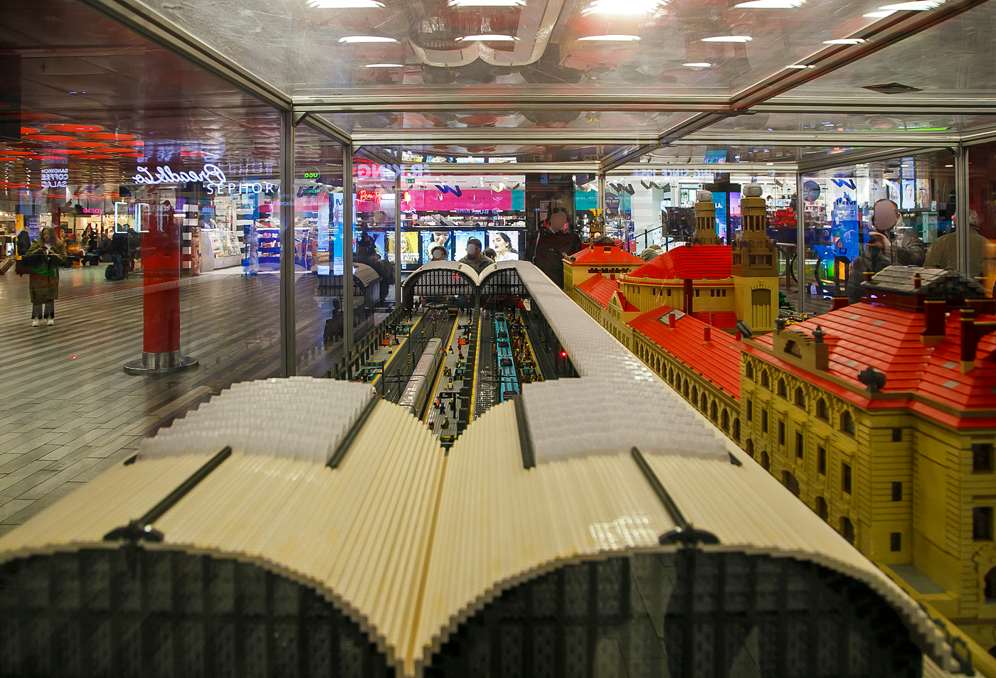 LEGO-Modell vom Hauptbahnhof Prag (Praha hlavní nádraží) am 23.11.2022. 

In der Halle des Prager Hauptbahnhofs gibt es eine kleine Bahnhofskopie aus LEGO-Würfeln. Auf einer Fläche von 15 m² steht das Modell aus mehr als 342.000 LEGO-Teilen, mit einem Gewicht von ca. 2.700 kg. Der Bau hat 2.137 Stunden benötigt. Das Modell des Prager Hauptbahnhofs wurde im Jahre 2015 von der Investitions- und Developmentgruppe CRESTYL für ihr Kaufzentrum in Kladno gebaut, wo es eine von sechs LEGO-Fabriken in der Welt gibt. Das Modell ist z.Z  in der Halle des Prager Hauptbahnhofs ausgestellt.   