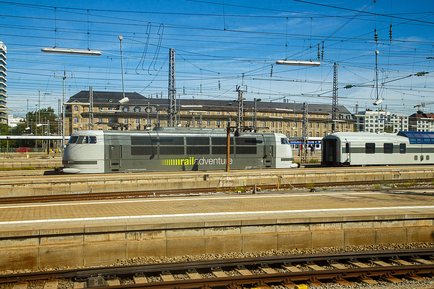 Leider nicht mehr in purpurrot/beige (in der TEE-Lackierung), aber immer noch schnell und stark, die 103 222-6 (91 80 6103 222-6 D-RADVE) der RailAdventure, ex DB 103 222-6, ex DB 750 003-6, ist am 13 September 2022 beim Hauptbahnhof München abgestellt. Rechts steht noch das LUXON DomeCar CH-RADVE 61 85 89-90 003-3 der Gattung SRmz der Rail Adventure, der Aussichtswagen ist der ex DB 10 433 AD4üm-62 für den Fernschnellzug Rheingold (F-Zug), der 1962 von Wegmann & Co. in Kassel gebaut wurde. Ab 1966 DB 10 533 AD4ümh 101und später DB 61 80 88-80 003-8 ADmh 101.

Die 103.1 (lange Ausführung mit Pufferverkleidung) wurde 1973 bei Krauss-Maffei AG in München unter der Fabriknummer 19635 gebaut, der Elektrische Teil ist von Siemens. Als 103 222-6 fuhr sie bis 1989 bei der DB (Deutsche Bundesbahn), bis dahin hatte sie eine Höchstgeschwindigkeit von 200 km/h. Im September 1989 wurde die 103 222-6 mit Getriebe sowie den Schnellfahrdrehgestellen der ursprünglich für 250 km/h zugelassenen 103 118-6 ausgerüstet und zu Versuchszwecken für eine Höchstgeschwindigkeit von 280 km/h zugelassen. Gleichzeitig wurde sie nach dem Umbau wegen des experimentellen Charakters in 750 003-6 als Bahndienstfahrzeug umgezeichnet. Seit Ende Mai 2005 wird die Lokomotive wieder als 103 222-6 bezeichnet, ist aber nach wie vor betriebsfähig und ebenfalls noch immer bis 280 km/h zugelassen. Die 103 222 wurde 2014 für 551 000 € an die Firma Railadventure versteigert. Im selben Jahr erhielt die Maschine erneut eine Hauptuntersuchung mit Neulackierung im Corporate Design von Rail Adventure im Werk Dessau.