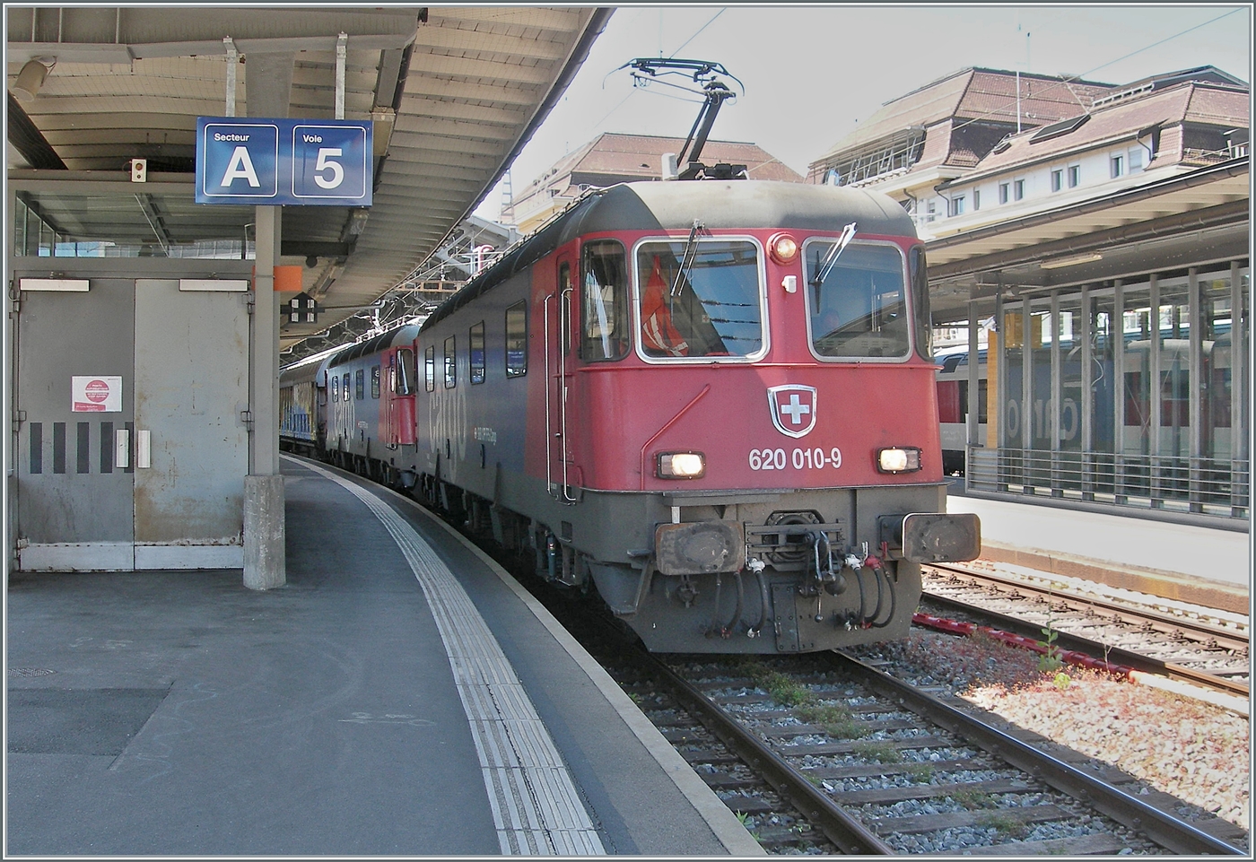 Leider nicht optimal war mein Standort zum Motiv, welches in Lausanne die Abfahrt zweier SBB Cargo Re 6/6 in Richtung Wallis zeigt: An der Zugsspitze führt die SBB Re 6/6 11610 (Re 620 91 85 4 620 010-9 CH SBBC) den Zug und dahinter hilft die Re 6/6 11683 (Re 620 91 85 4 620 083-6 CH SBBC).
Der SBB Cargo EWLV Zug ist von Lausanne nach Zürich via Kandersteg unterwegs.

16. Mai 2025