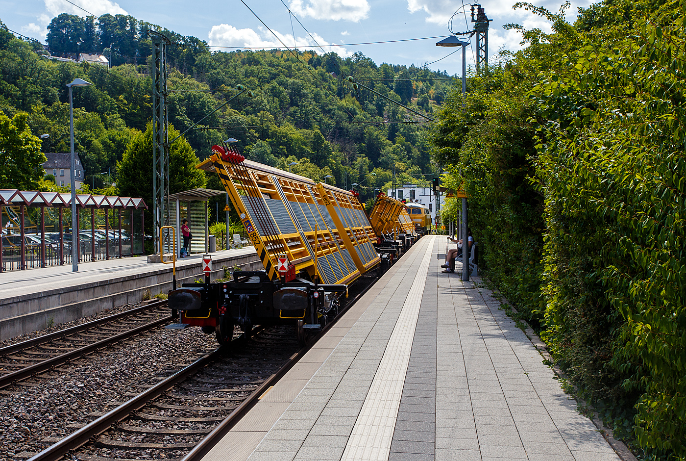 Leider stand ich hier auf dem falschen Bahnsteig. Die V164 Streckendiesellokomotive 218 261-6 (92 80 1218 261-6 D-DB) der Bahnbau Gruppe (DB Gleisbau) f�hrt am 13 Juli 2026 mit drei Weichentransportwagen (WTW 851, 850 und 852) durch den Bahnhof Kirchen (Sieg) in Richtung K�ln. 