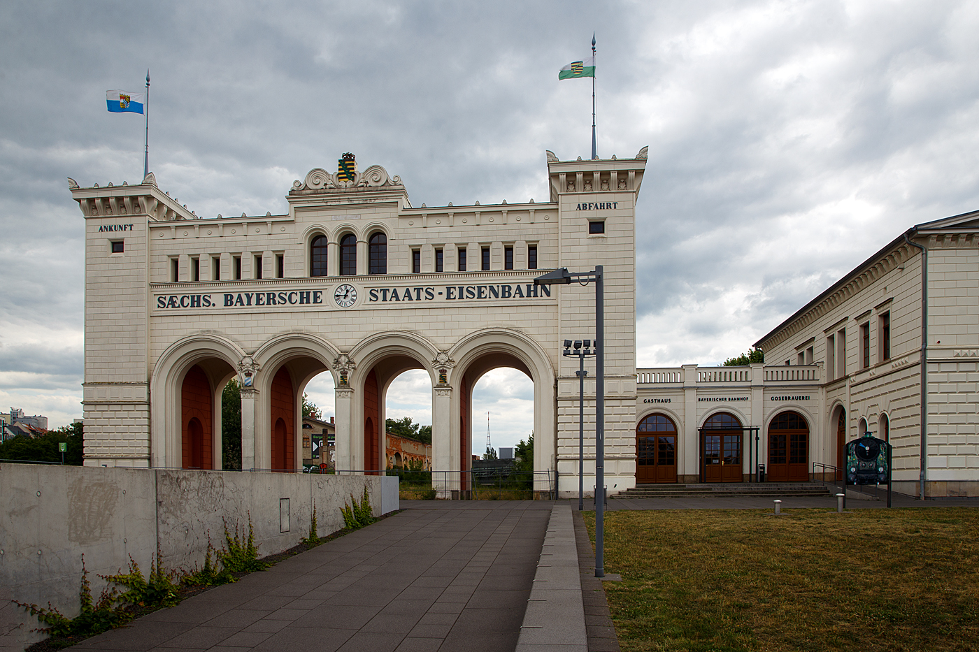 Leipzig Bayerischer Bahnhof am 11 Juni 2022.

Der Bayerische Bahnhof in Leipzig liegt s�d�stlich der Leipziger Altstadt s�dlich des Bayrischen Platzes. Der Bahnhof wurde 1842 von der S�chsisch-Bayerischen Eisenbahn-Compagnie in Betrieb genommen und galt bis zu seiner Schlie�ung im Jahr 2001 als der �lteste in Betrieb befindliche Kopfbahnhof Deutschlands. Die Gleisanlagen wurden im Rahmen der Bauarbeiten f�r den City-Tunnel Leipzig vollst�ndig abgebrochen. An ihre Stelle trat eine unterirdische Station, die im Dezember 2013 in Betrieb genommen wurde.

Der stadtseitige Kopfbau („Portikus“) der fr�heren Bahnhofshalle steht als Denkmal der Verkehrsgeschichte unter staatlichem Schutz. Der Bahnhof ist heute der �lteste erhaltenen Kopfbahnhof der Welt.
