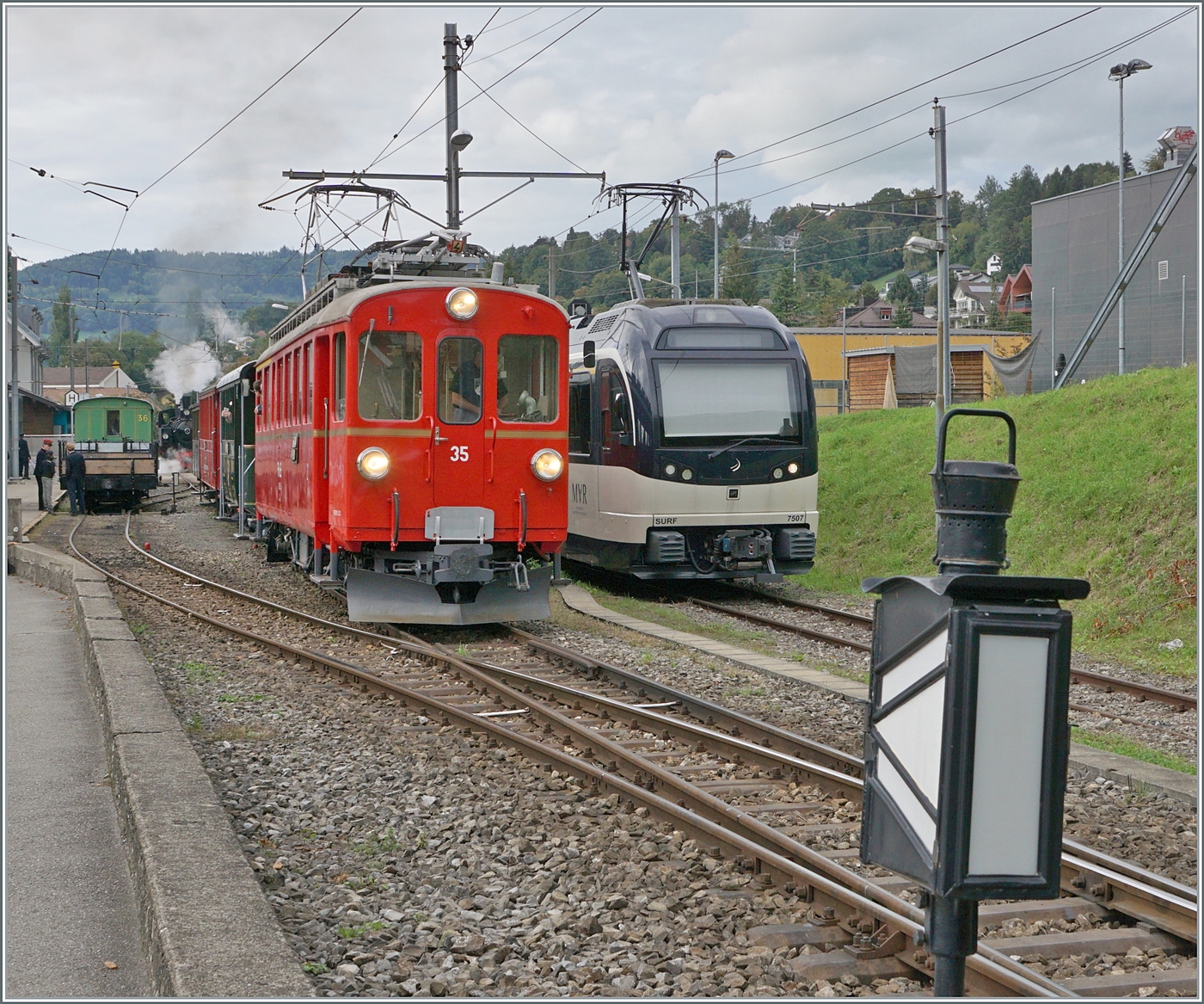 Les chemins de fer disparus - Die verschwundenen Bahnen (RhB Bellinzona -Mesoco 1907 - 2016) der RhB Bernina Bahn ABe 4/4 I 35 der Blonay Chamby Bahn rangiert in Blonay um seinen Personenzug 3571 nach Chaulin zu übernehmen. 

14. September 2025