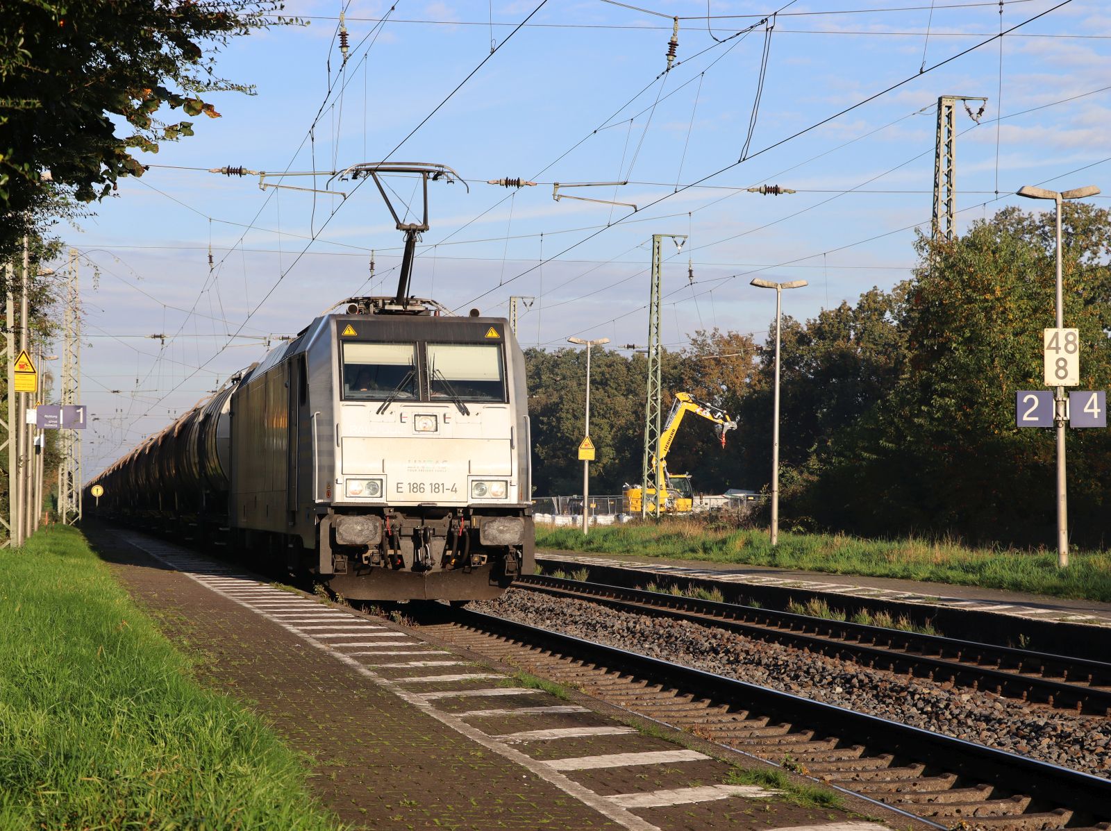 Lineas Lokomotive 186 181-4 (91 80 6186 181-4 D-Rpool) Gleis 1 Bahnhof Empel-Rees 18-10-2024.

Lineas locomotief 186 181-4 (91 80 6186 181-4 D-Rpool) spoor 1 station Empel-Rees 18-10-2024.