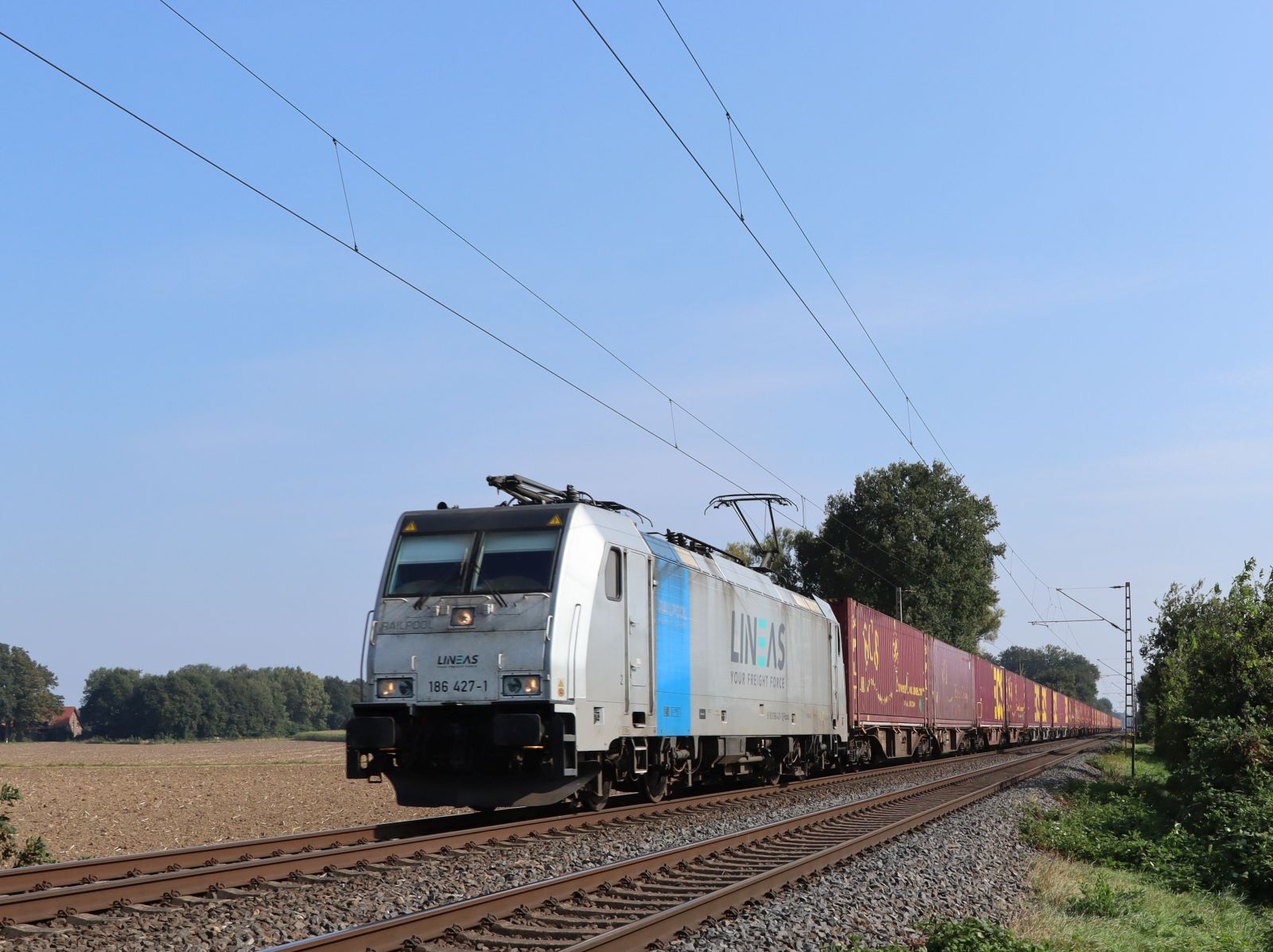 Lineas Lokomotive 186 427-1 (91 80 6186 427-1 D-Rpool) bei Bahn�bergang Wasserstrasse, Hamminkeln 19-09-2024.

Lineas locomotief 186 427-1 (91 80 6186 427-1 D-Rpool) bij overweg Wasserstrasse, Hamminkeln 19-09-2024.