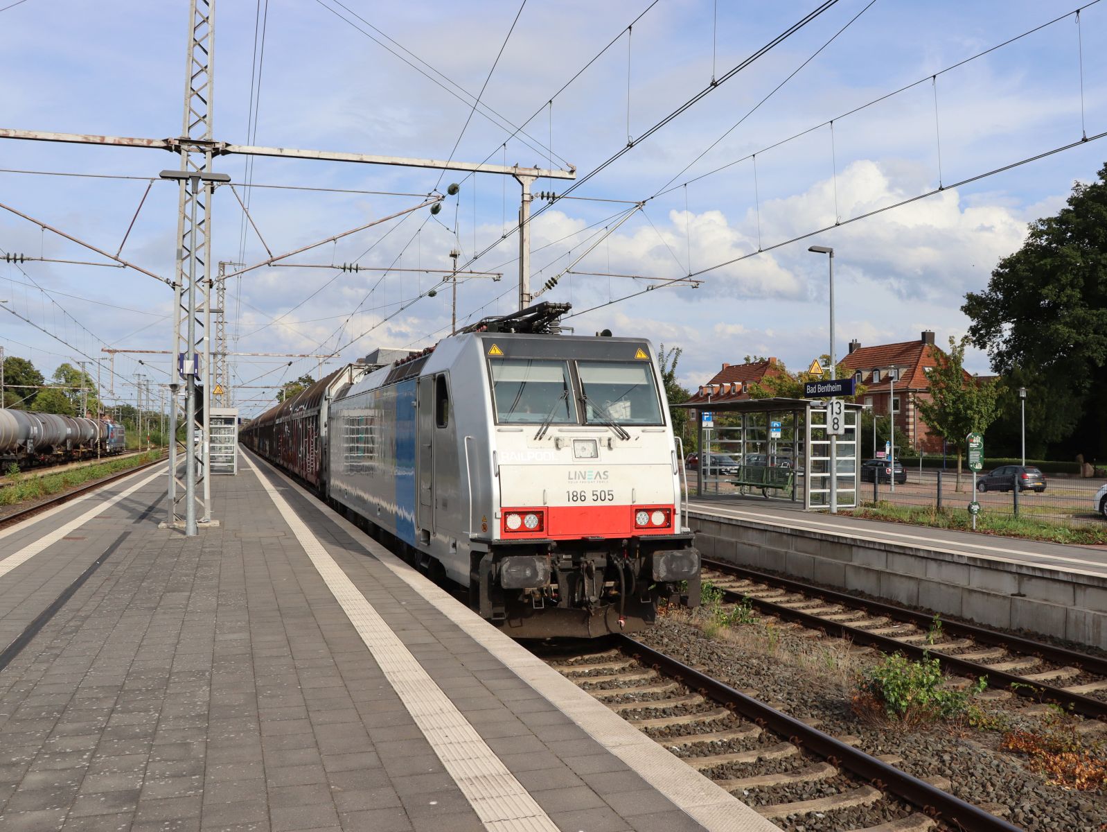 Lineas Lokomotive 186 505-4 (91 80 6186 505-4 D-Rpool) Gleis 2 Bahnhof Bad Bentheim 27-08-2025.

Lineas locomotief 186 505-4 (91 80 6186 505-4 D-Rpool) spoor 2 station Bad Bentheim 27-08-2025.
