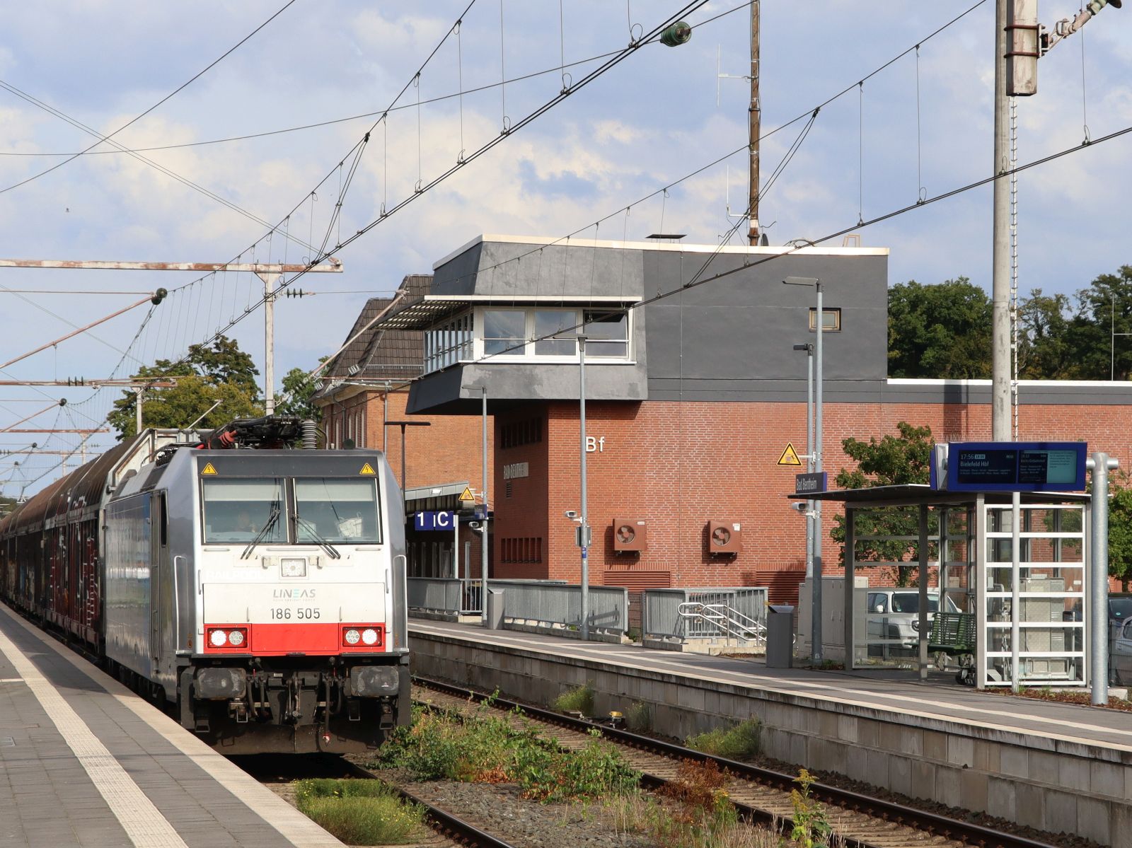Lineas Lokomotive 186 505-4 (91 80 6186 505-4 D-Rpool) Gleis 2 Bahnhof Bad Bentheim 27-08-2025.

Lineas locomotief 186 505-4 (91 80 6186 505-4 D-Rpool) spoor 2 station Bad Bentheim 27-08-2025.