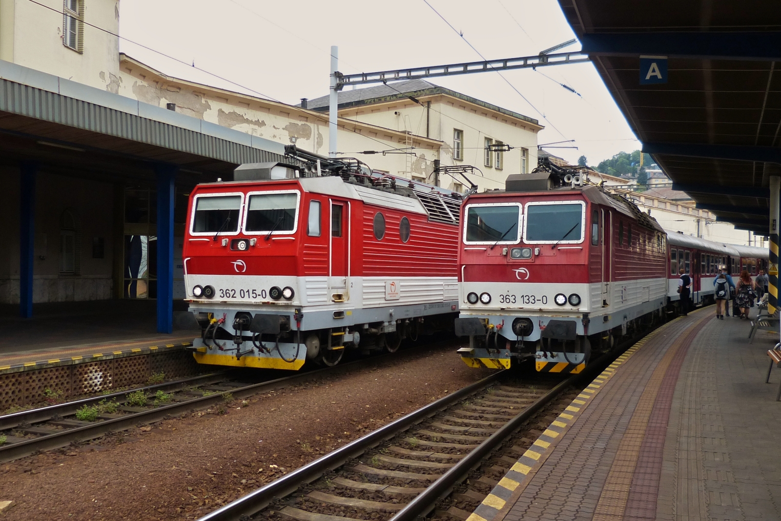LOK 363 133-0 wartet mit ihrem Zug am Bahnsteig auf das Abfahrtszeichen, whrend dem luft Lok 362 015-0 mit Lok 193 215 und D-Lok 2742 167-0 mit langem Gterzug durchfahren den Bahnhof von Bratislava. 05.06.2023Zug in den Bahnhof von Bratislava ein.. 05.06.2023