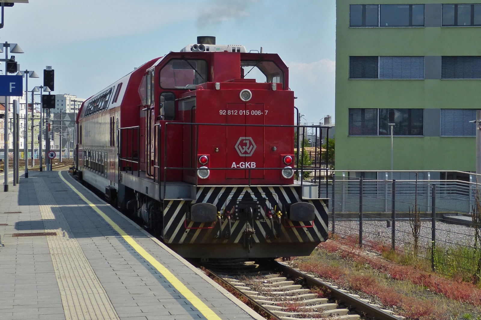 Lok 92 81 2015 006-7 der A-GKB (Graz – Kflacher Bahn) schiebt ihrem Zug aus dem Bahnhof Graz zu in Richtung Kflach. 02.06.2023