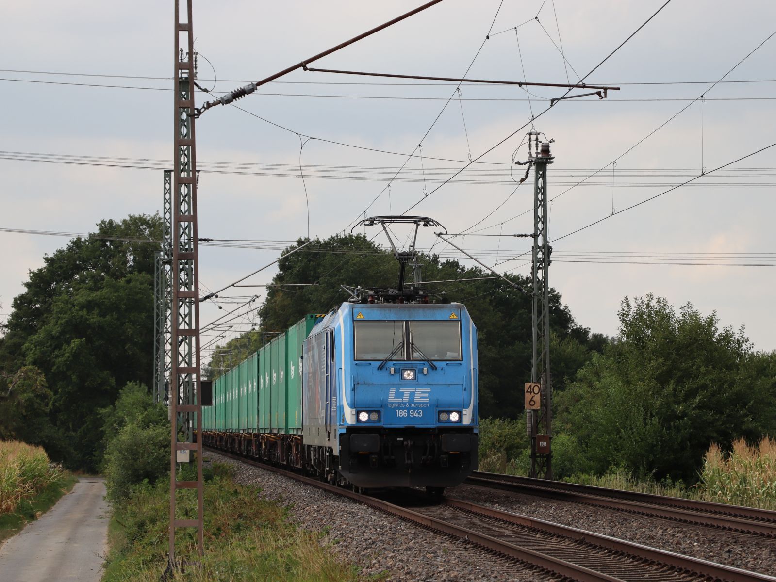 LTE Lokomotive 186 943-7 (91 80 6186 943-7 D-LTE) Wasserstrasse, Hamminkeln 18-08-2022.

LTE locomotief 186 943-7 (91 80 6186 943-7 D-LTE) Wasserstrasse, Hamminkeln 18-08-2022. 