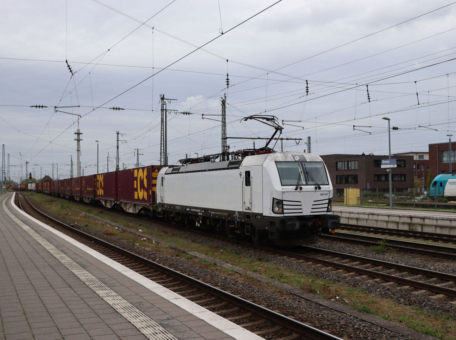 LTE Lokomotive 193 427-2 (91 80 6193 427-2 D-ELOC) Bahnhof Rheine 17-04-2025.

LTE locomotief 193 427-2 (91 80 6193 427-2 D-ELOC) station Rheine 17-04-2025.