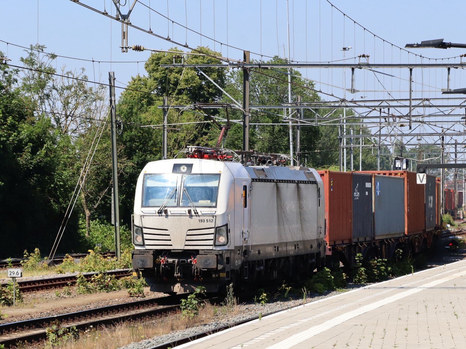 LTE Lokomotive 193 512-1 (91 80 6193 512-1 D-ELOC) Gleis 6 Bahnhof Dordrecht 25-06-2024.

LTE locomotief 193 512-1 (91 80 6193 512-1 D-ELOC) spoor 6 station Dordrecht 25-06-2024.