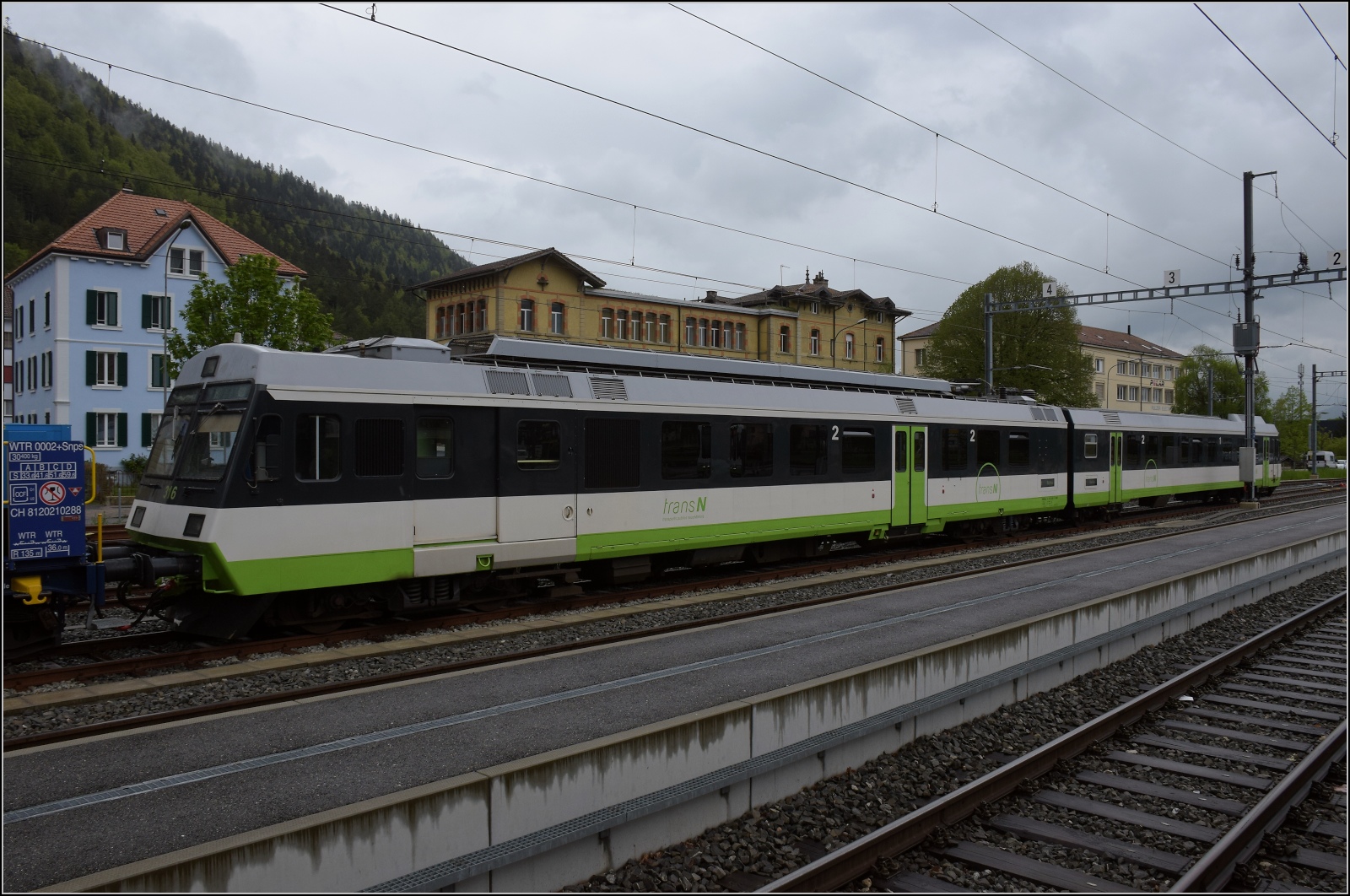Mangels Niederflureinstieg sind die Leistungen des RBDe 567 316 in den Bauzugdienst gerutscht... Fleurier, Mai 2023.