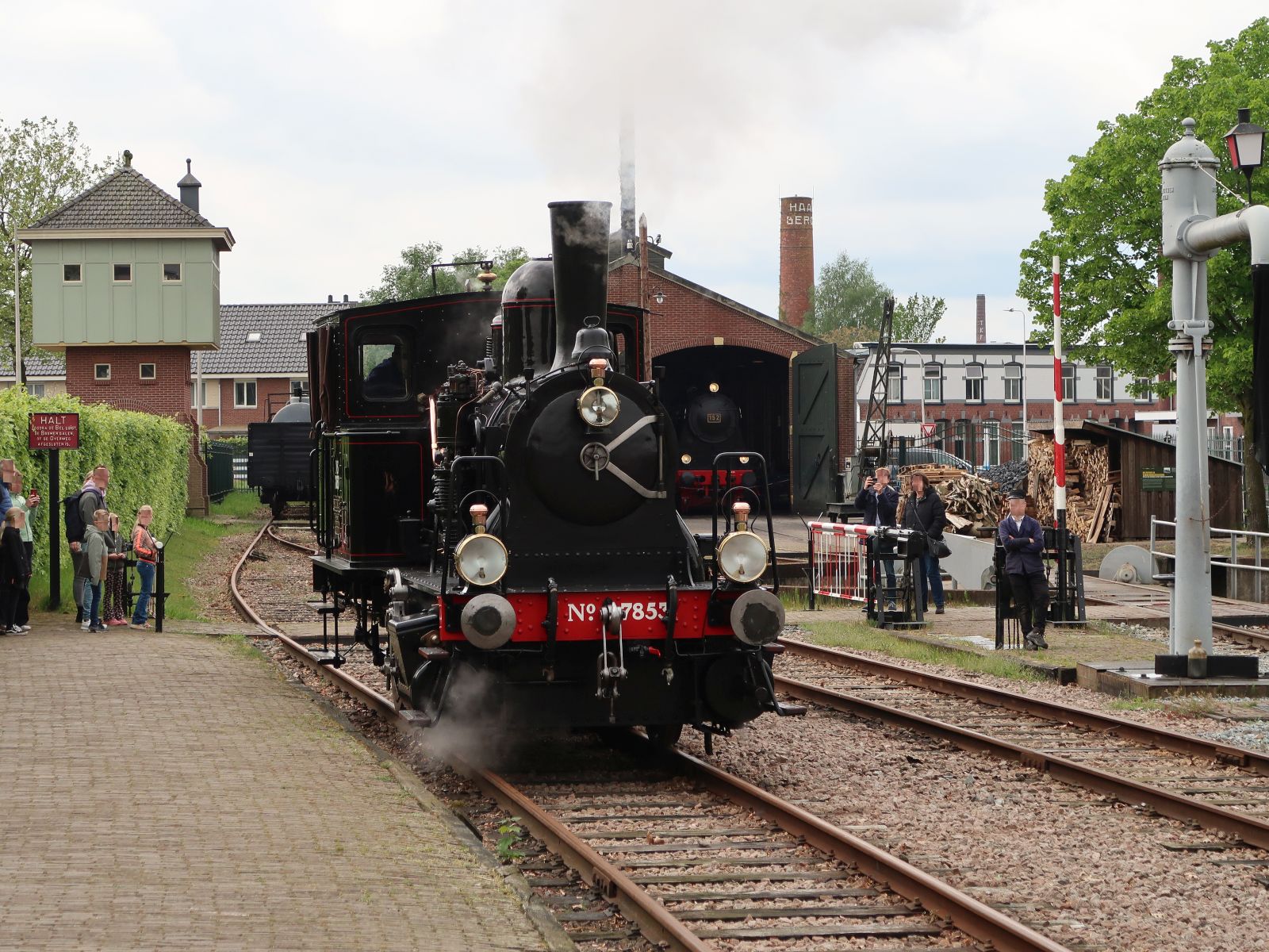 MBS (Museum Buurtspoorweg) Dampflokomotive Nummer 8. Baujahr 1910 Schweizerische Lokomotiv- und Maschinenfabrik, Winterthur, Schweiz. Bahnhof Haaksbergen 05-05-2024.


MBS (Museum Buurtspoorweg) stoomlocomotief 8 gebouwd door Schweizerische Lokomotiv- und Maschinenfabrik, Winterthur, Zwitserland bouwjaar 1910. Station Haaksbergen 05-05-2024.