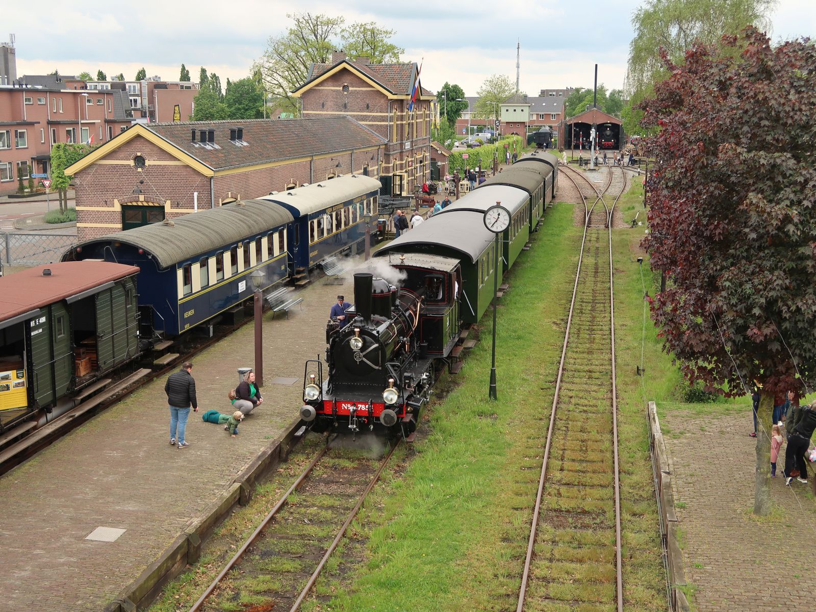 MBS (Museum Buurtspoorweg) Dampflokomotive Nummer 8. Baujahr 1910 Schweizerische Lokomotiv- und Maschinenfabrik, Winterthur, Schweiz. Bahnhof Haaksbergen 05-05-2024.
 MBS (Museum Buurtspoorweg) stoomlocomotief 8 gebouwd door Schweizerische Lokomotiv- und Maschinenfabrik, Winterthur, Zwitserland bouwjaar 1910. Station Haaksbergen 05-05-2024.