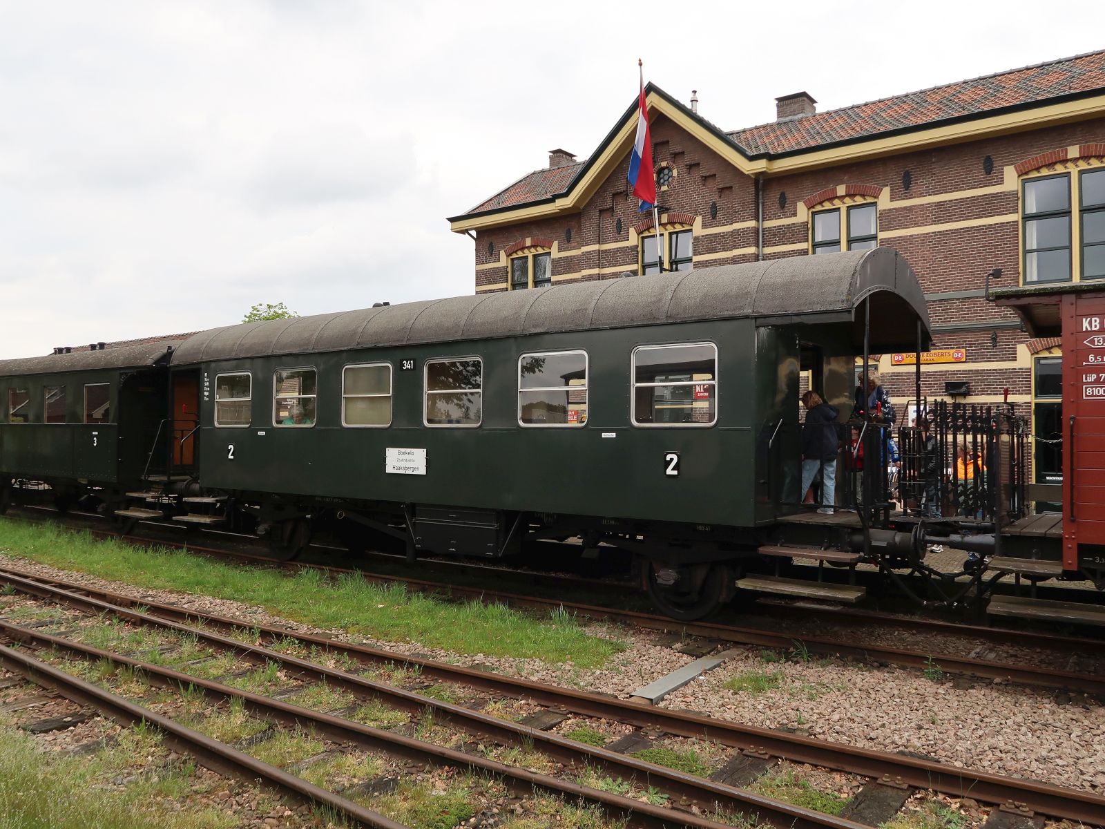 MBS (Museum Buurtspoorweg) rijtuig 41 (B41) Baujahr 1920. Umbau Jahr 1948 ex-BE 341 (Bentheimer Eisenbahn A.G.) Bahnhof Haaksbergen, Niederlande 05-05-2024.

MBS (Museum Buurtspoorweg) rijtuig 41 (B41) bouwjaar als goederenwagen 1920 en als rijtuig 1948 ex-BE 341 (Bentheimer Eisenbahn) station Haaksbergen 05-05-2024.