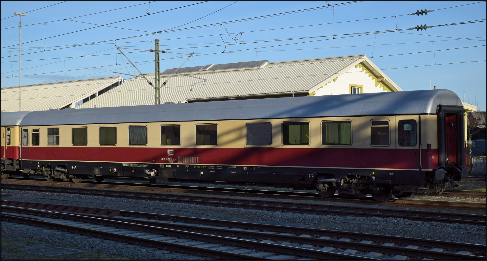 Mein erstes Konstanzer Date mit einer Blondine und ihrem Anhang.

Ein weiterer Aussenseiter im Zugverband ist Wagen 11, ein WGSmz 853, 61 80 89-90 001-2. Dieser Wagen war der Salonwagen von Helmut Schmidt, mit dem er unter anderem eine DDR-Reise unternahm. November 2025.
