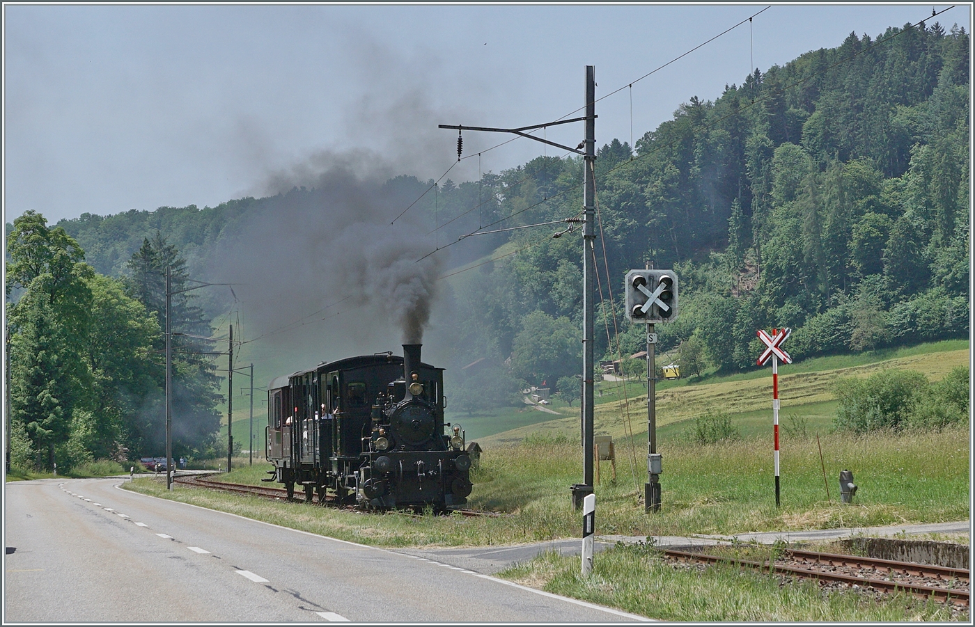 Mit einem Dampfzug der  Emmentalbahn  auf der Fahrt nach Wasen i. E. erreicht die E 3/3 853 (UIC 90 85 0008 573-3) in K�rze den Halt Oberei. 

14. Juni 2025 