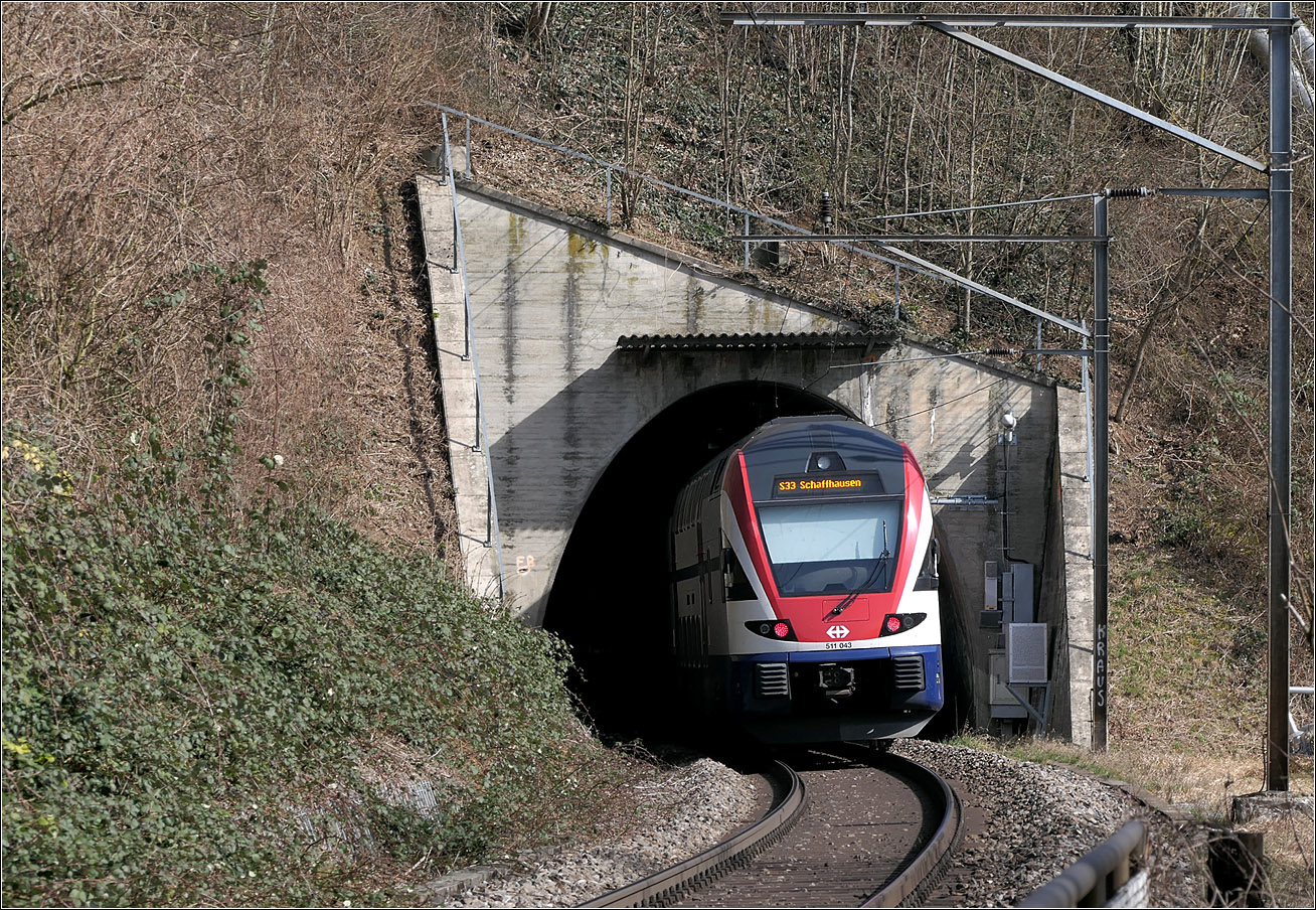 Mit Olli auf Motivsuche in Schaffhausen (bzw. Neuhausen) 

Nach Querung des Rheines oberhalb des Wasserfalls verschwindet 511 043 im nächsten kurzen Tunnel, auf dessen anderen Seite dann bald der Bahnhof Neuhausen erreicht wird.

09.03.2025 (M)

