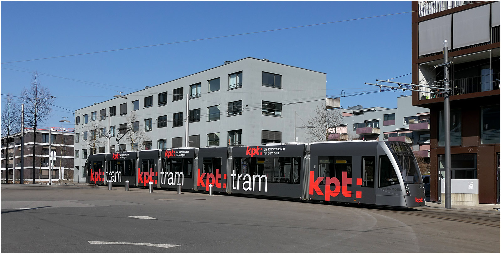 Mit Peter unterwegs in Bern - 

Combino Classic 670 auf der Linie 8 nach Saali verlässt die weit im Westen von Bern liegende Endstation am Bahnhof Bern Brünnen Westside.

Das Westside ist ein großes Einkaufszentrum des Architekten Daniel Libeskind, das hier am Stadtrand von Bern gebaut wurde, hier aber nicht im Bild zu sehen.

07.03.2024