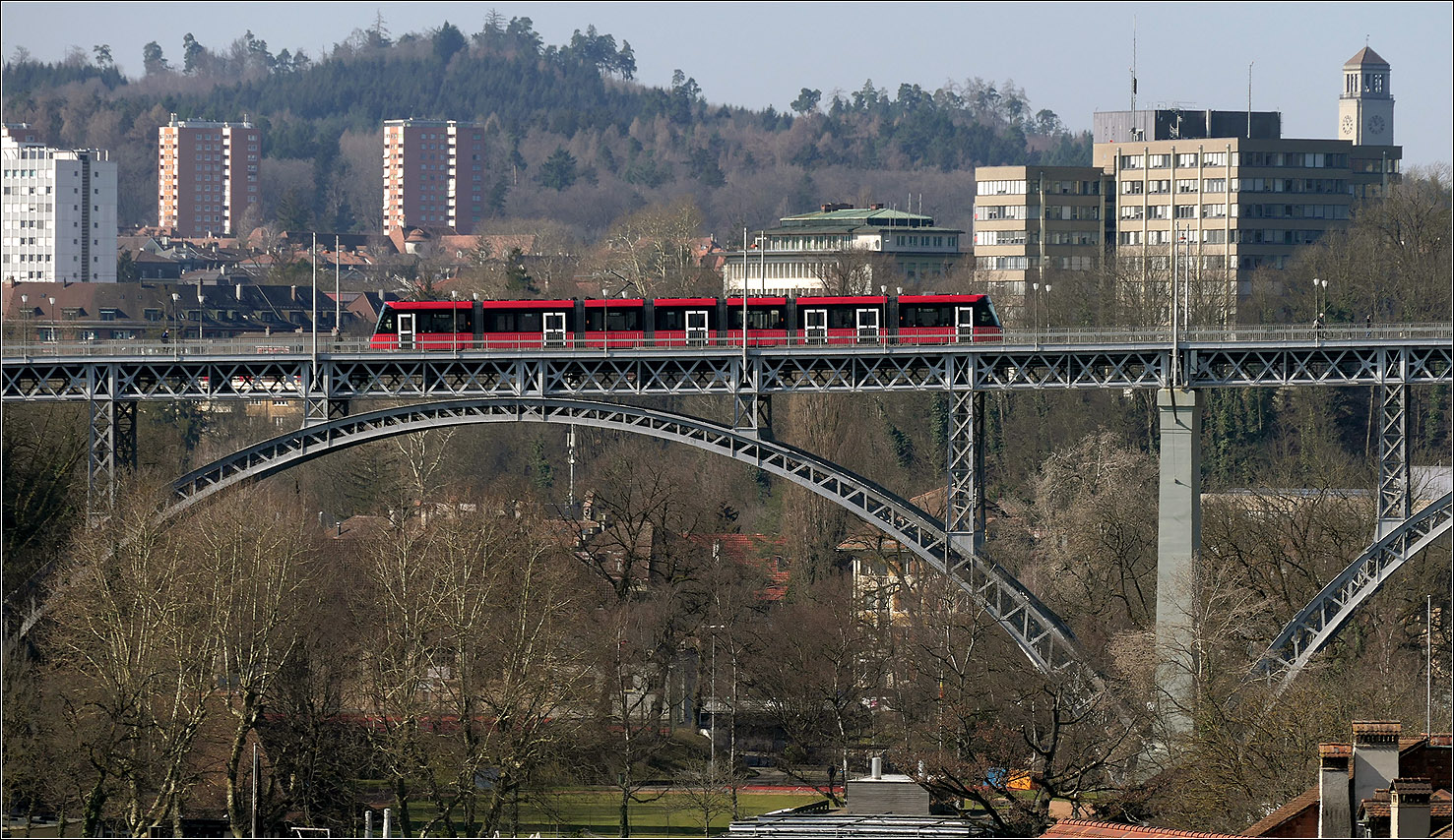 Mit Peter unterwegs durch Bern - 

Eine Tramlink-Straßenbahn der Linie 6 auf der Kirchfeldbrücke. Ich meine dass die Brücke zur Altstadt hin etwas ansteigt. Rechts oben der Turm der Friedenskirche.

07.03.2025

