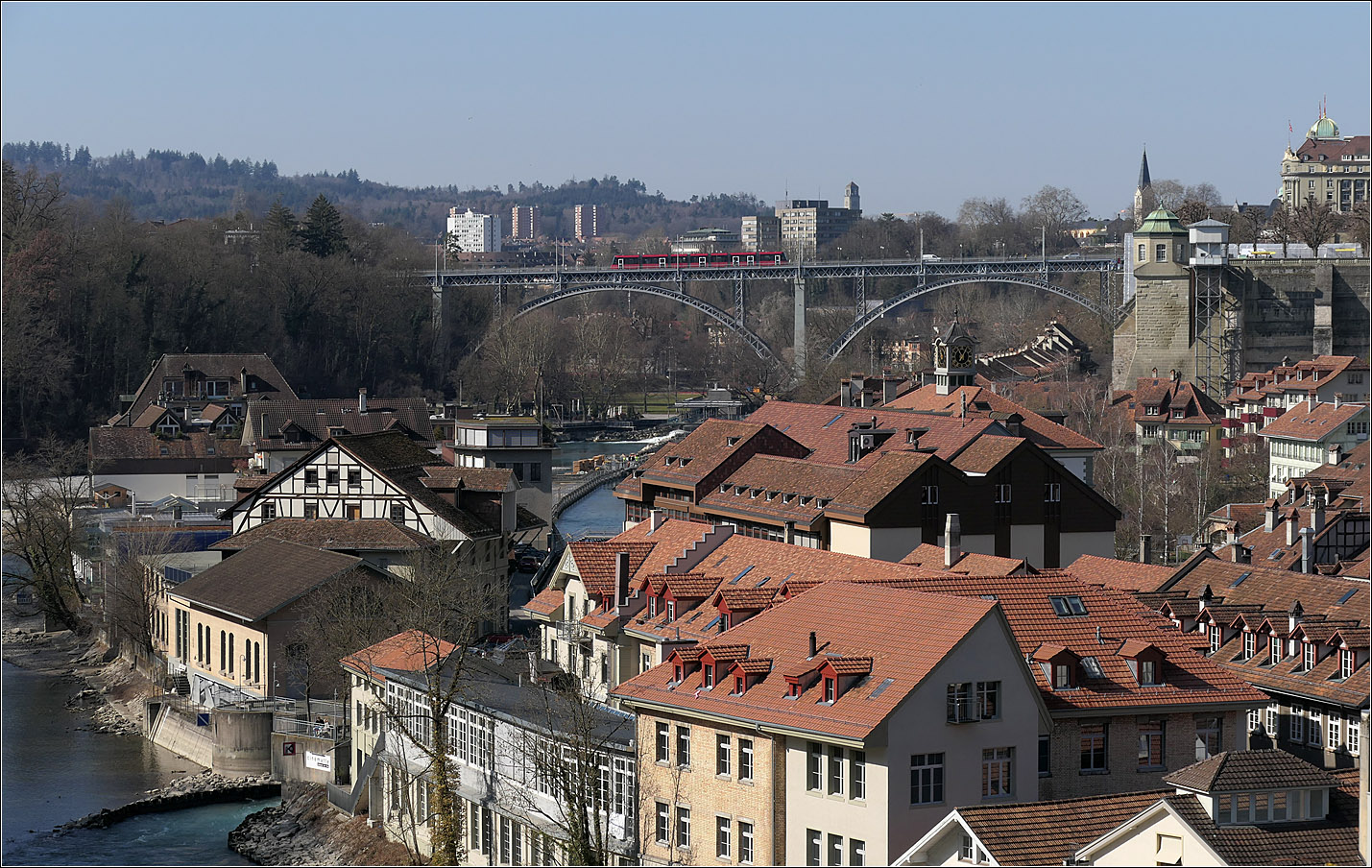 Mit Peter unterwegs durch Bern - 

Hoch über dem Aaretal fährt eine Tramlink der Linie 6 über die Kirchfeldbrücke. Im Vordergrund das im Tal liegende Quartier Matte. Rechts neben der Brücke die Münsterplatform mit dem Aufzug und dahinter der Turm der Dreifaltigkeitskirche. 

07.03.2025 


