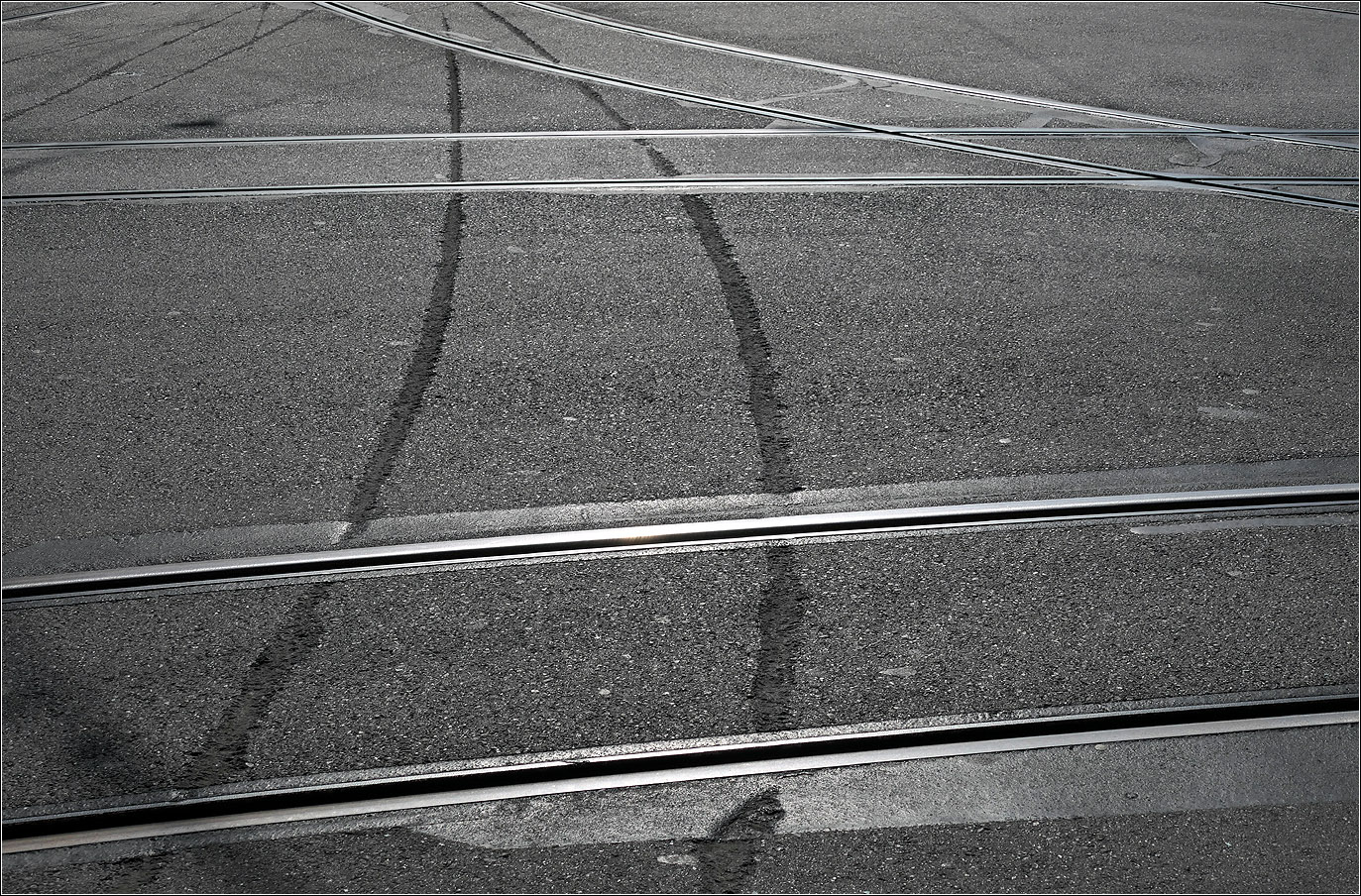 Mit Peter unterwegs durch Bern - 

Spuren einer Straßenbahnentgleisung. Im Februar 2024 ist Combina Advanced 756 am Abzweig an der Zytglogge entgleist und auf den Kornhausplatz geschlittert. Die Bahn fuhr aufgrund eines medizinischen Problems des Fahrers viel zu schnell über ein Weiche und entgleiste, drei Personen wurden leicht verletzt. In den Asphalt frästen die Räder die auf dem Bild sichtbaren Rillen.

07.03.2025
 