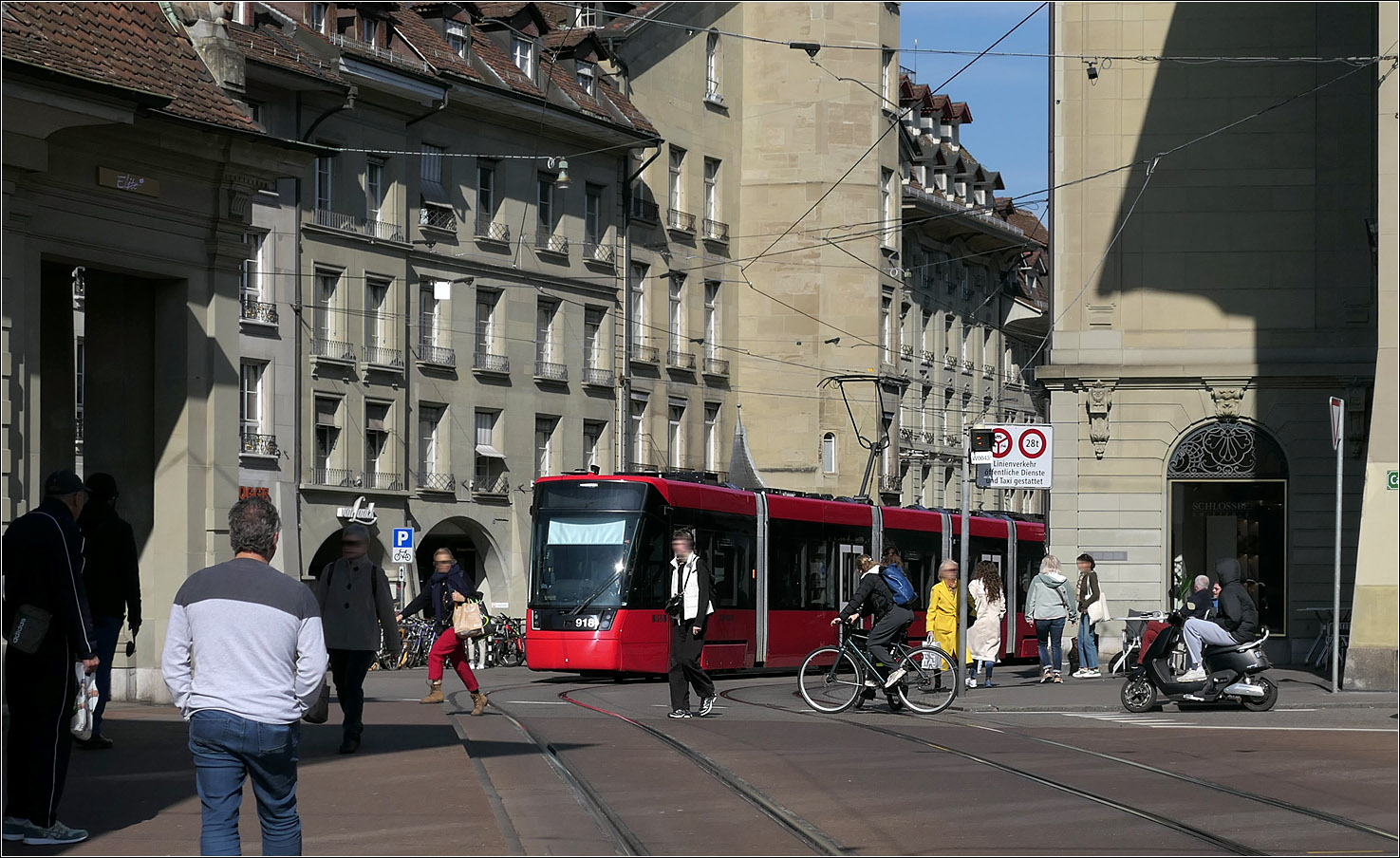 Mit Peter unterwegs durch Bern - 

Tramlink 918 der Linie 6 nach Worb befindet sich am Theaterplatz wird gleich die Haltestelle Zytglogge auf dem Casinoplatz erreichen. Die Haltestelle Zytglogge der Gegenrichtung liegt im Bereich des Theaterplatzes.

07.03.2025