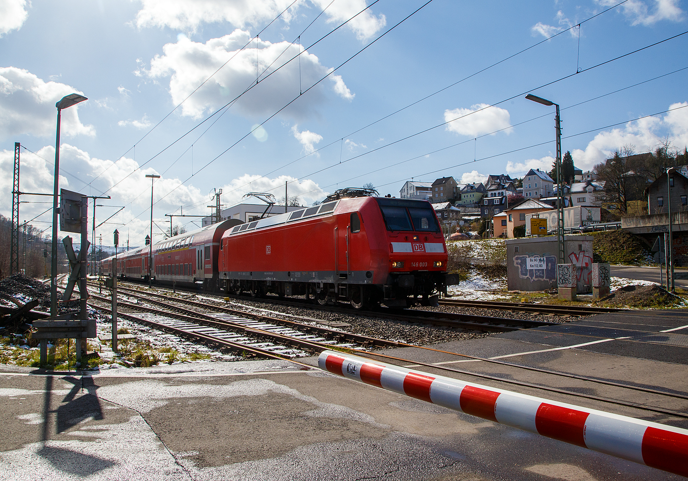 Mit über einer halben Stunde Verspätung fährt die 146 003-9 (91 80 6146 003-9 D-DB) der DB Regio NRW am 15.03.2023, mit dem RE 9 (rsx - Rhein-Sieg-Express) Aachen - Köln - Siegen, durch Niederschelden in Richtung Siegen. Grund für die Verspätung war ein umgestürzter Baum, der zwischen Au (Sieg) und Betzdorf (Sieg), eine Oberleitung beschädigt hatte und nur ein Gleis befahrbar war.

Die TRAXX P160 AC1 wurde 2001 von ABB Daimler-Benz Transportation GmbH in Kassel unter der Fabriknummer 33810 gebaut.
