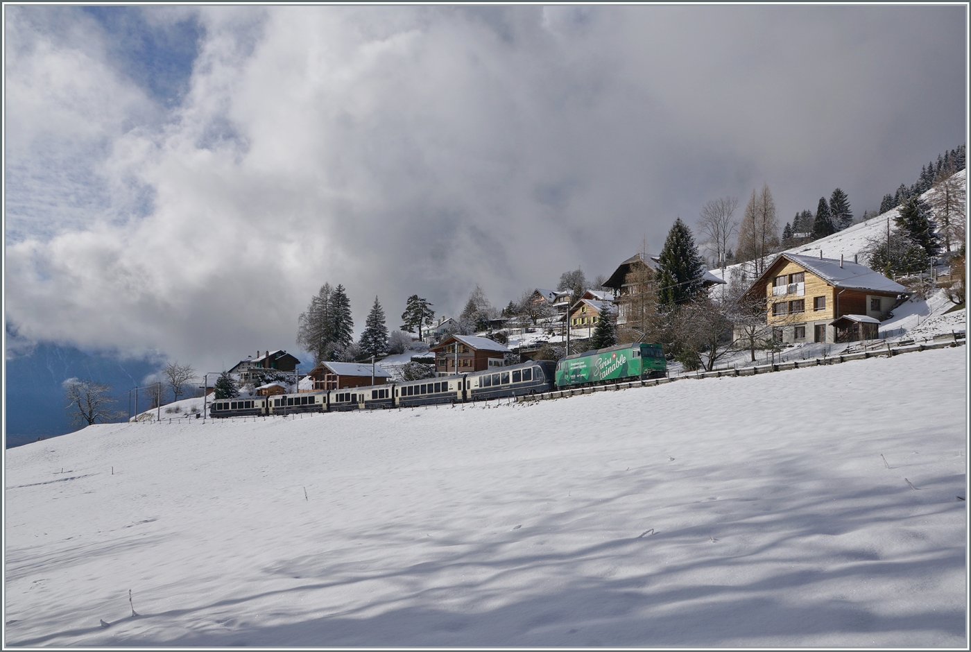 Mit einer Wendezeit von nur 6 Minuten in Montreux wird die gleiche Komposition des GoldenPass Express auf für die Rückfahrt als GPX 4074 genutzt. So konnte bei Les Avants erneut die MOB Ge 4/4 8004  Tainable  mit ihrem GPX nach Interlaken Ost festgehalten werden, wobei die Schmalspurlok in Zweisimmen durch eine BLS RE 465 abgelöst werden wird.

3. Jan. 2025 

