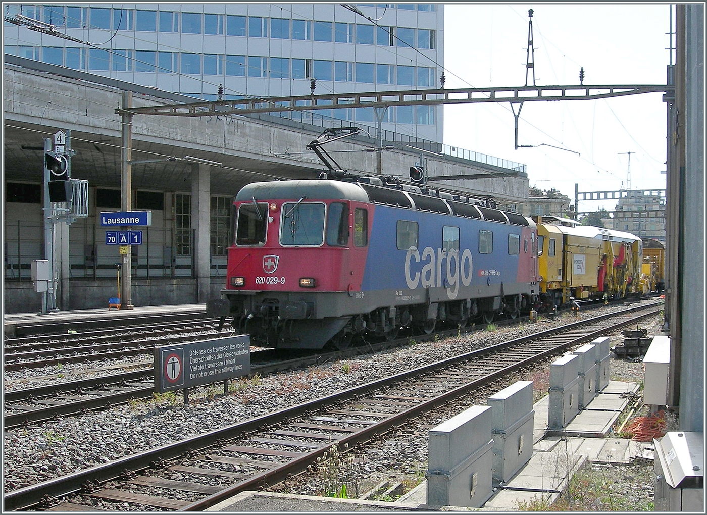 Mittagspause mal anders: an diesem sonnigen Freitag verbrachte ich meine Mittagspause (eine knappe Stunde) mit meiner kleinen Knipse auf dem Perron Gleis 3/4 (Seite Vevey) in Lausanne, in der Hoffnung, auf einen Güterzug auf Gleis 2; nun es kamen tatsächlich Güterzüge, leider alle im Gegenlicht und nur z.T. auf Gleis 2; aber troztdem fotografiere ich, und wage nun die vier Re 6/6 hier zu zeigen: 
Zuerst fuhr die SBB Re 6/6 11629 (Re 620 029-9)  Interlaken  mit einem Bauzug auf Gleis 2 durch. 

2. Mai 2025