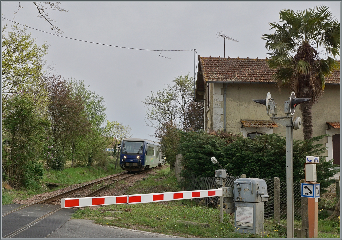 Mitten in Frankreich verkehrt eine kleine Schmalspurbahn mit den Namen Blanc-Argent. Das Bild zeigt den SNCF X 74501 der in Valençay, den z.Z. südlichen Endpunkt der Strecke erreicht. Der Dieseltriebwagen wird nach einigen Minuten als TER 61250 nach Romorantin zurückfahren. 

7. April 2024