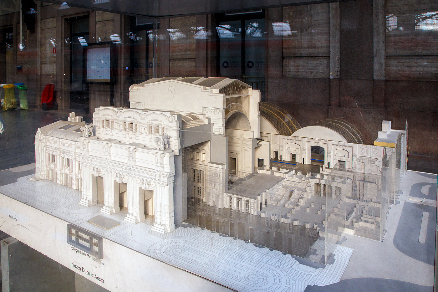 Modell vom Bahnhof Milano Centrale, Ansicht von der Vorplatzseite (Piazza Duca d'Aosta), hier am 23.07.2022 im Bahnhof.
