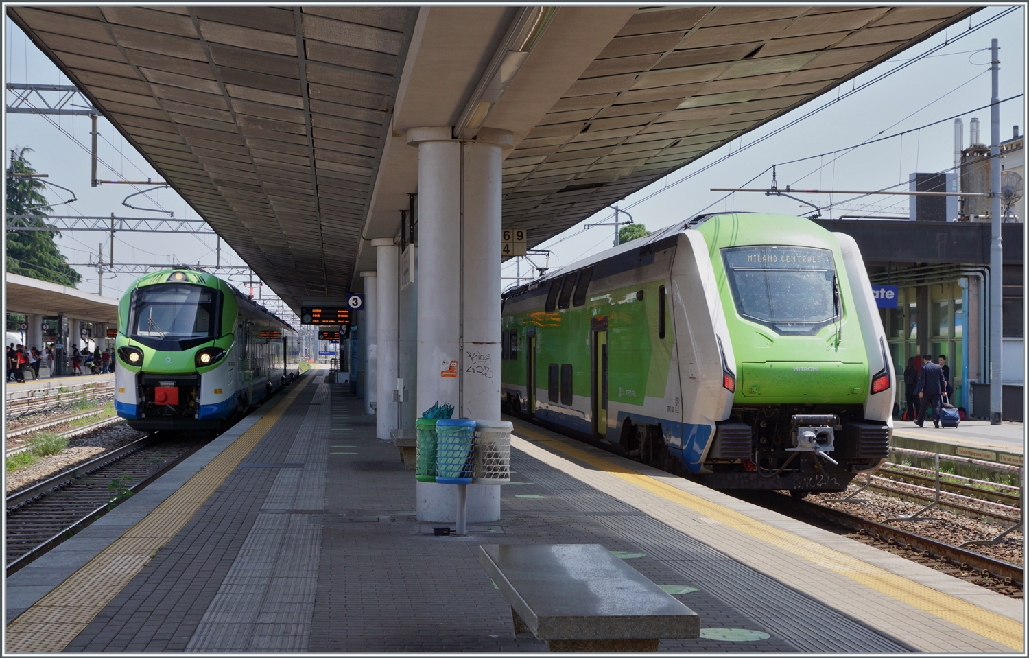 Moderner Trenord Verkehr: der Trenord ETR 103 117 wartet auf die Abfarht nach Luino und rechts im Bild erreicht ein ETR 421 von Domodossla kommend den Bahnhof von Gallarate. 

23. Mai 2023